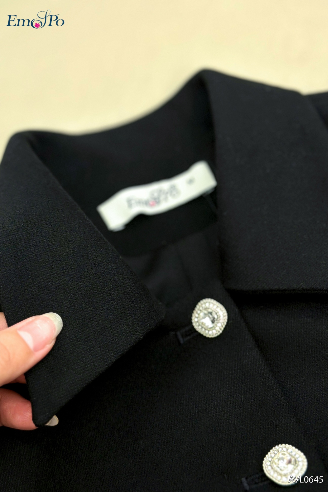 Áo vest cổ đức, cài khuy, túi cơi đính dải đá, đi bộ QL1390