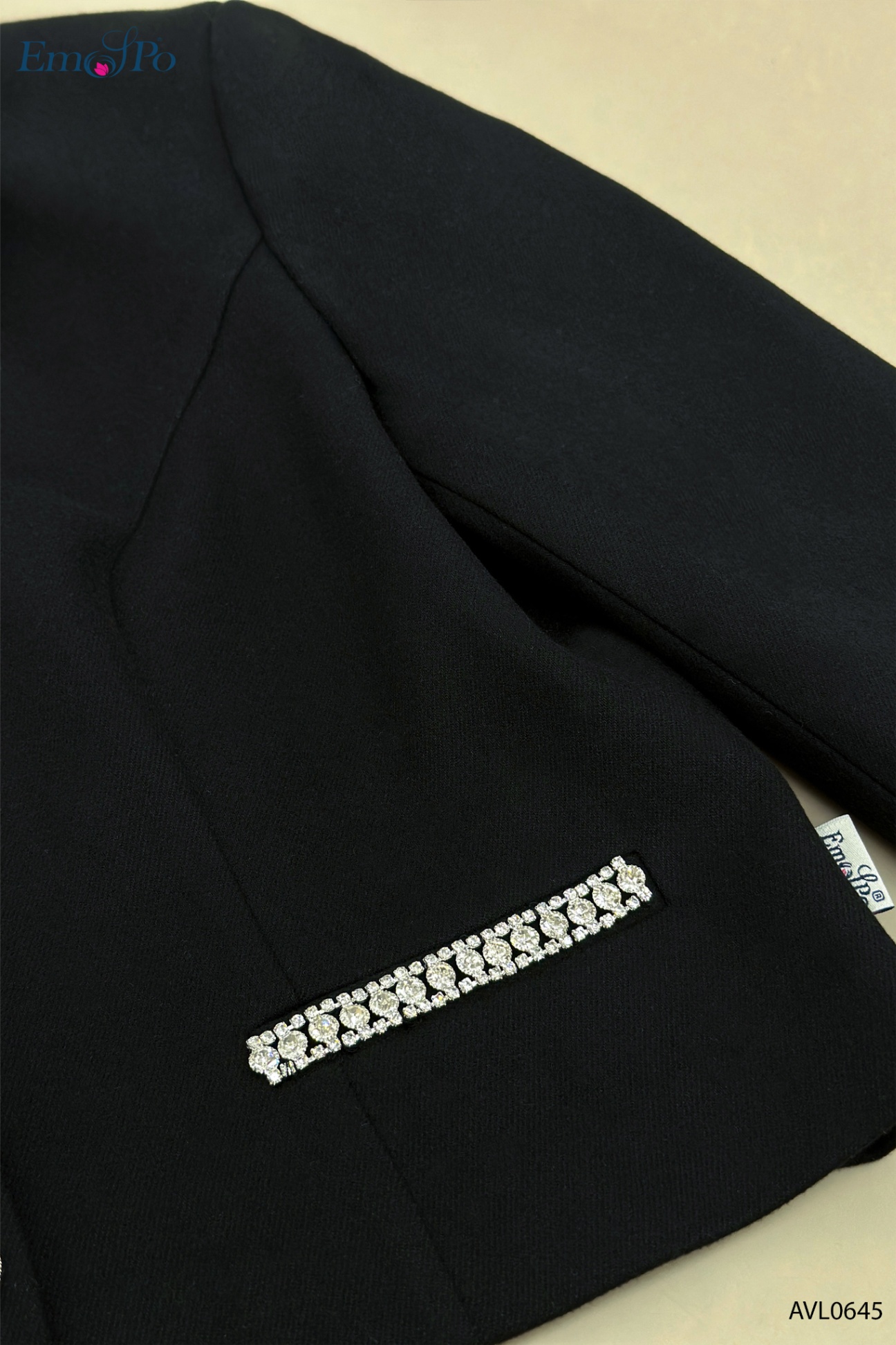 Áo vest cổ đức, cài khuy, túi cơi đính dải đá, đi bộ QL1390