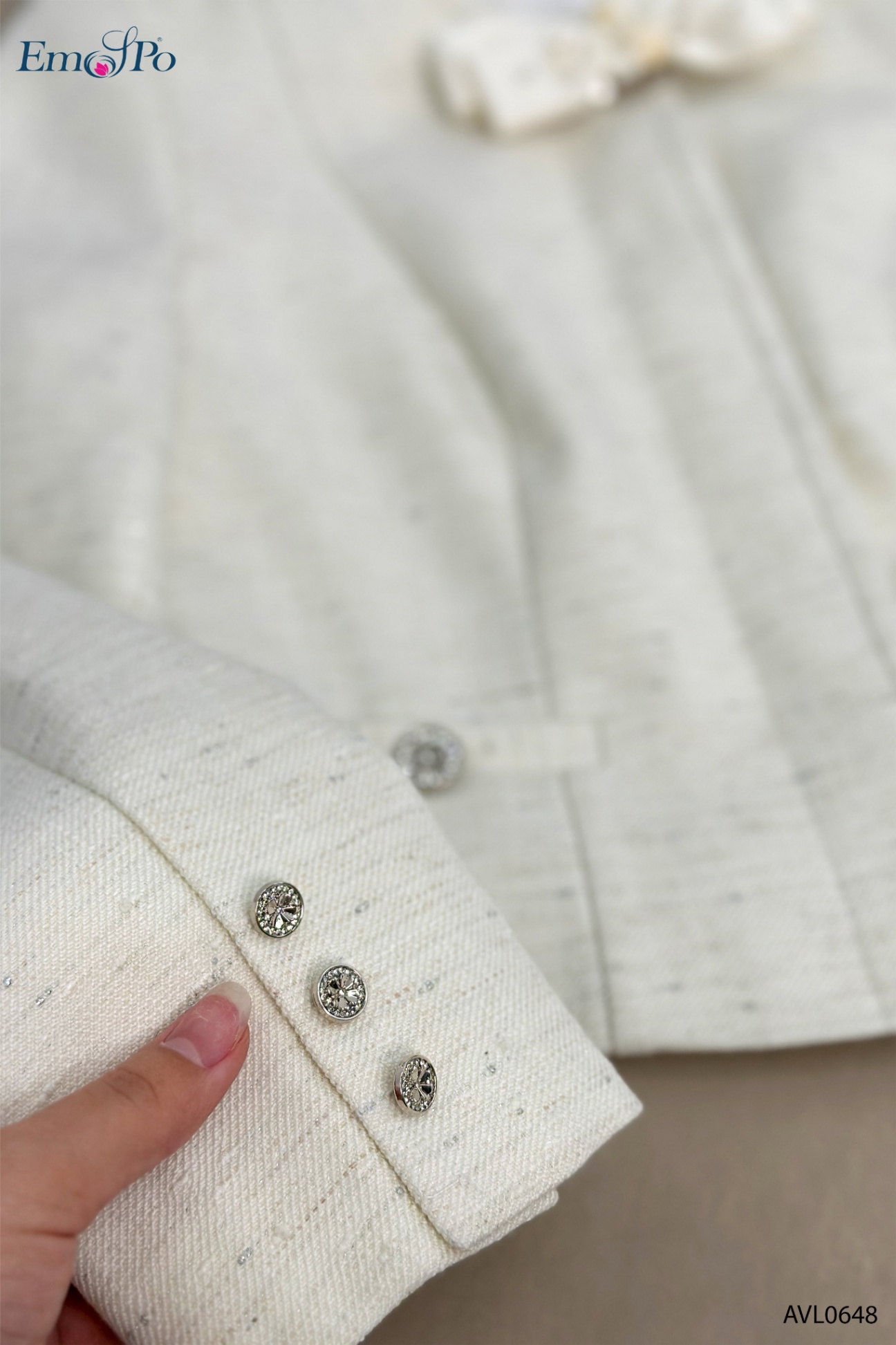 Áo vest cổ tròn, cài khuy đá, nẹp dấu khuy, túi cơi 2 bên, nơ cài rời, đi bộ J1268