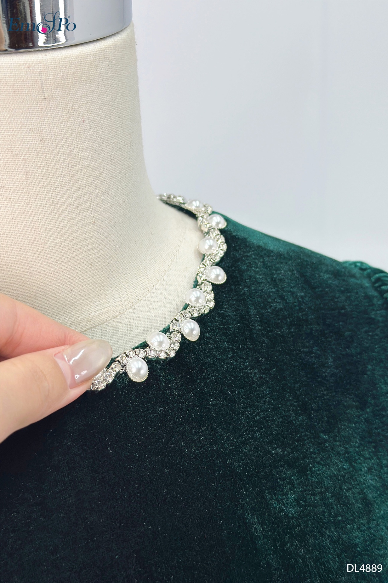 Đầm nhung xòe, cổ tròn đính chuỗi đá & ngọc trai, chiết eo