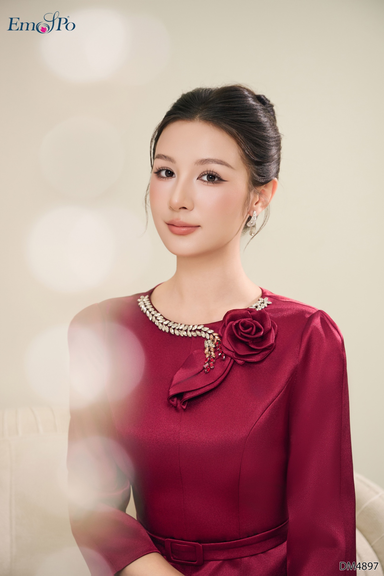Đầm xòe, cổ tròn đính dải đá và hoa, đai rời