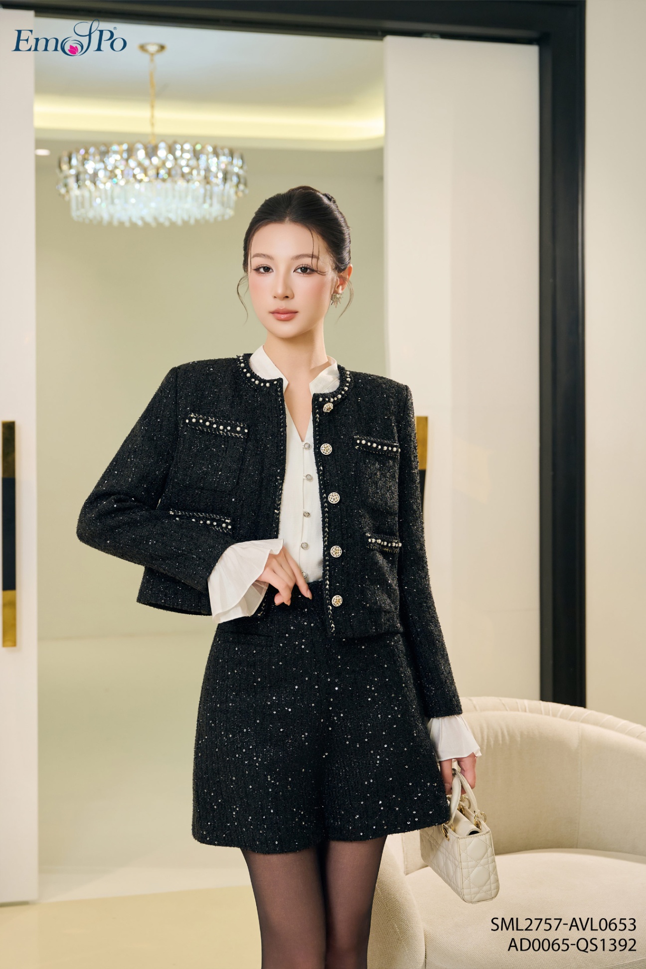 Áo sơ mi cổ khăn, tay loe, cài khuy đá