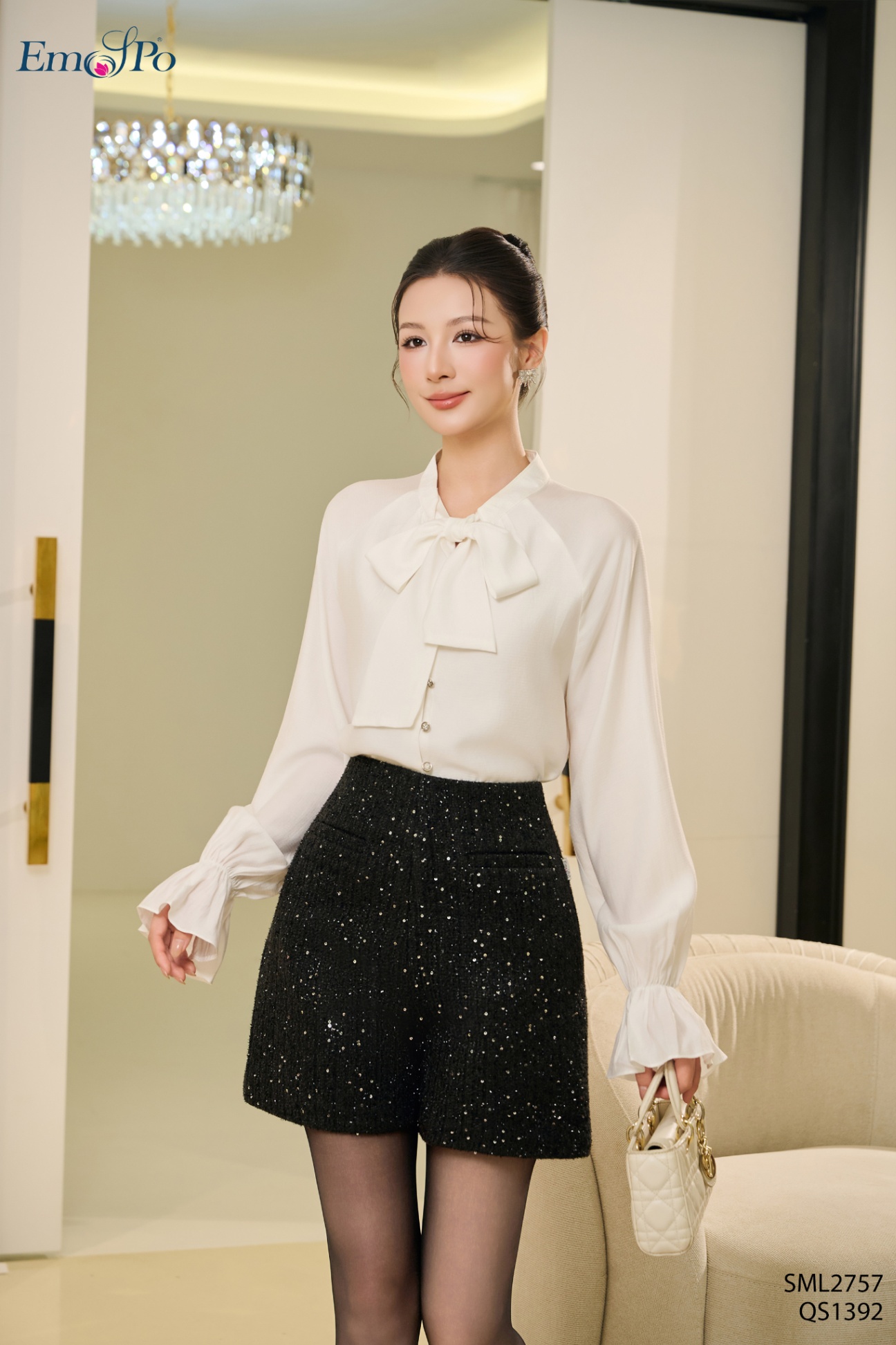 Áo sơ mi cổ khăn, tay loe, cài khuy đá