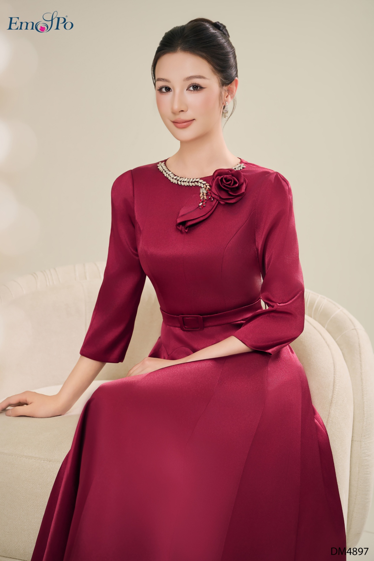 Đầm xòe, cổ tròn đính dải đá và hoa, đai rời