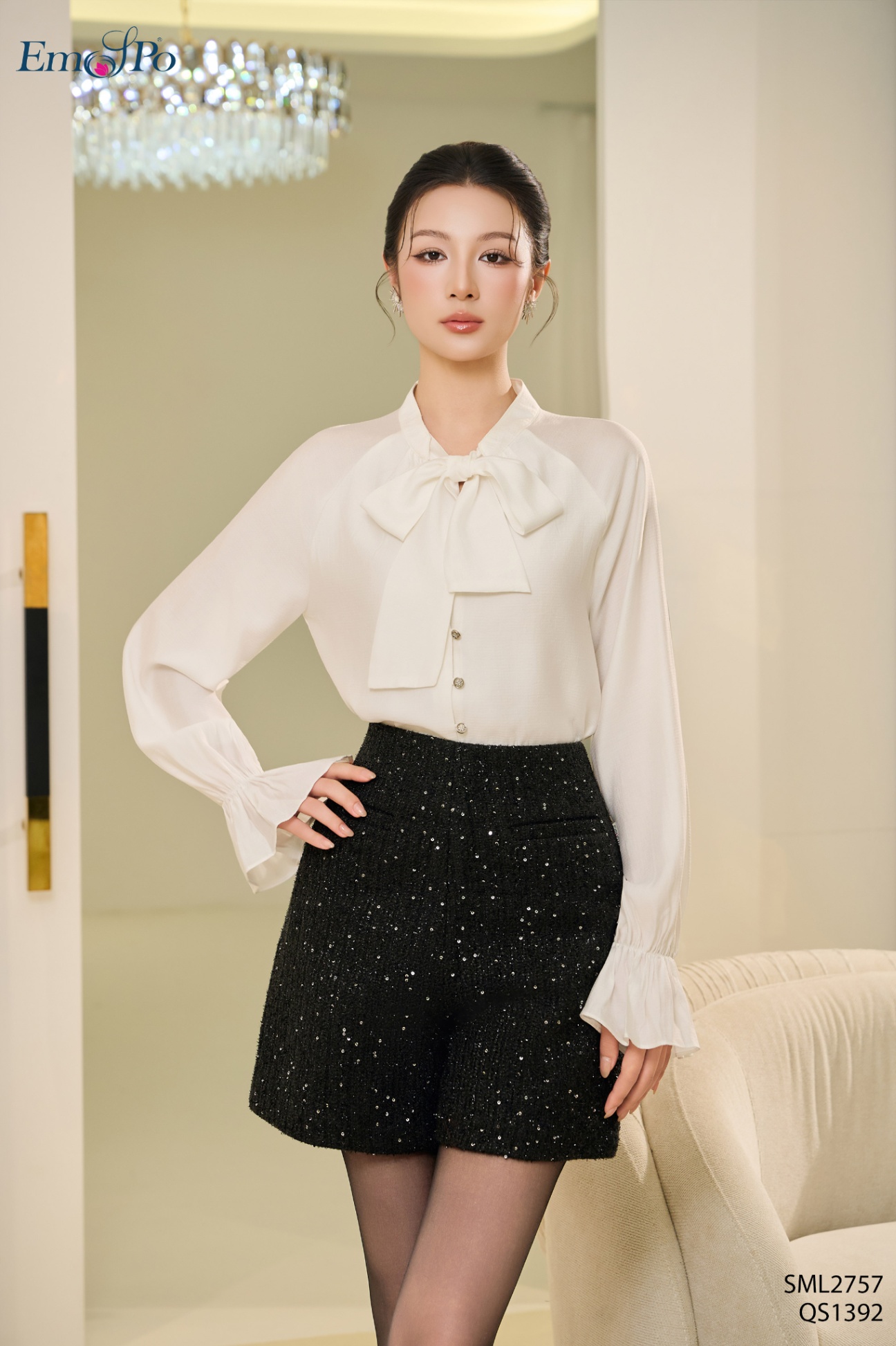 Áo sơ mi cổ khăn, tay loe, cài khuy đá