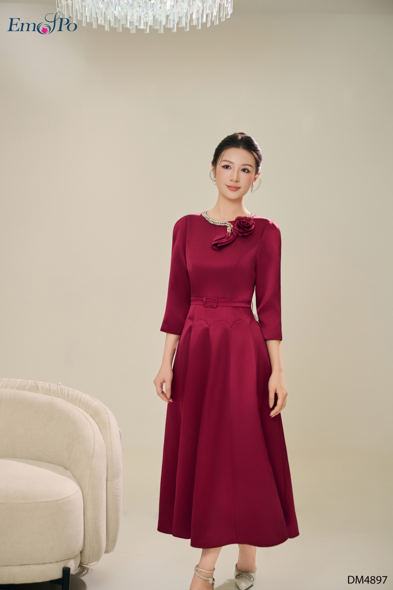 Đầm xòe, cổ tròn đính dải đá và hoa, đai rời
