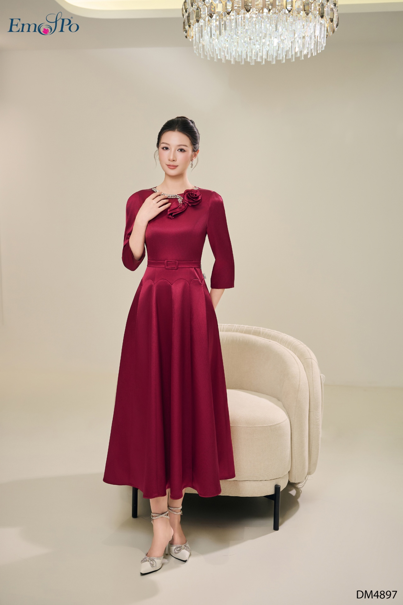 Đầm xòe, cổ tròn đính dải đá và hoa, đai rời