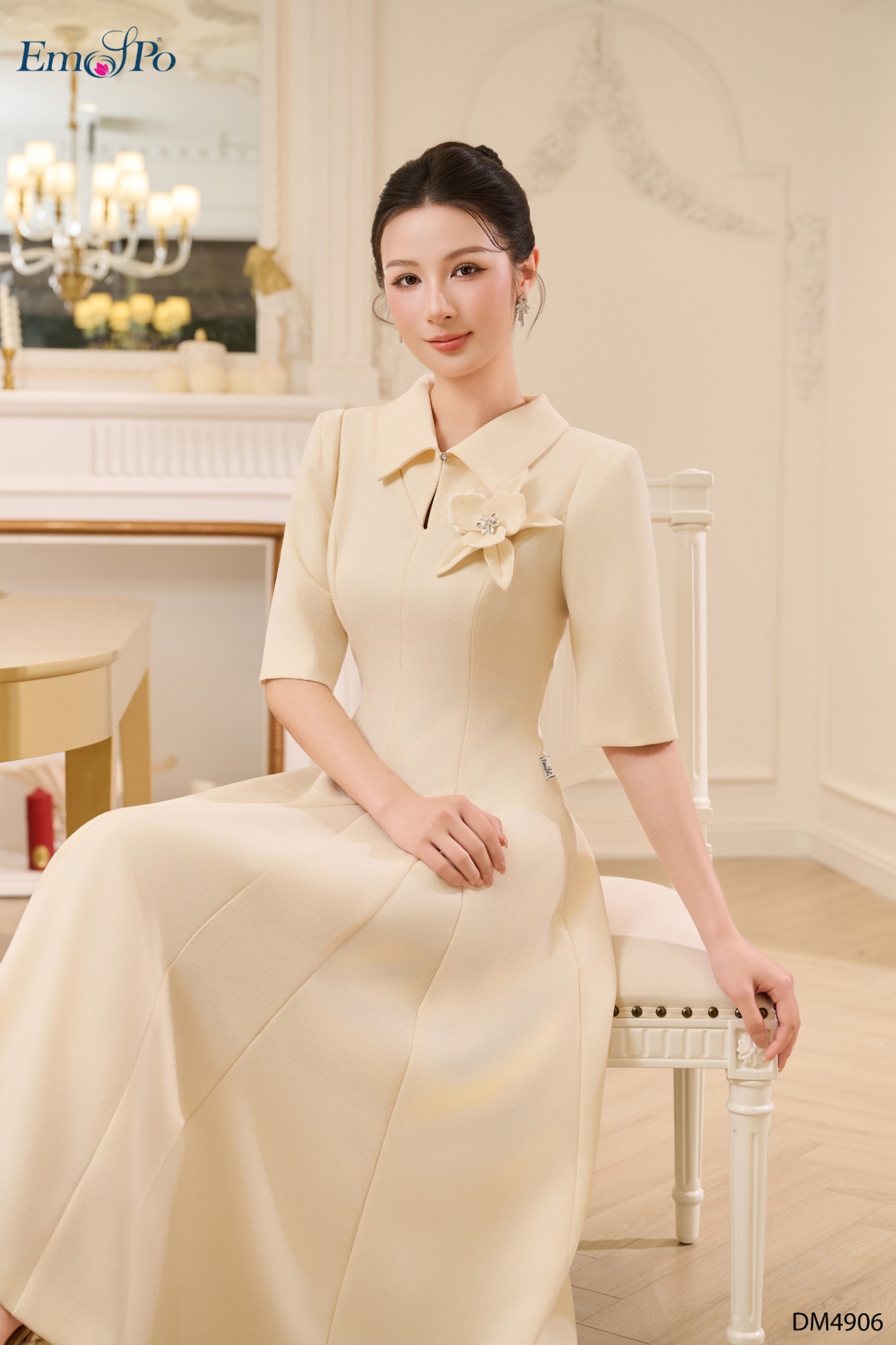 Đầm xòe, cổ bẻ nhọn cài khuy đá, hoa đá cài rời