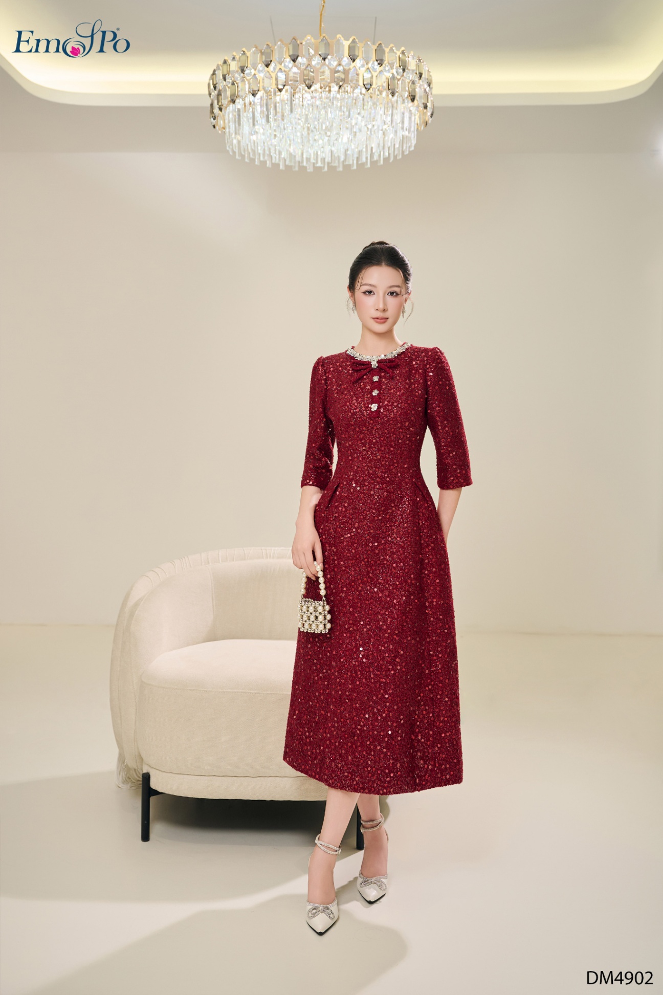 Đầm A, cổ tròn đính nơ và viền kim sa cườm đá