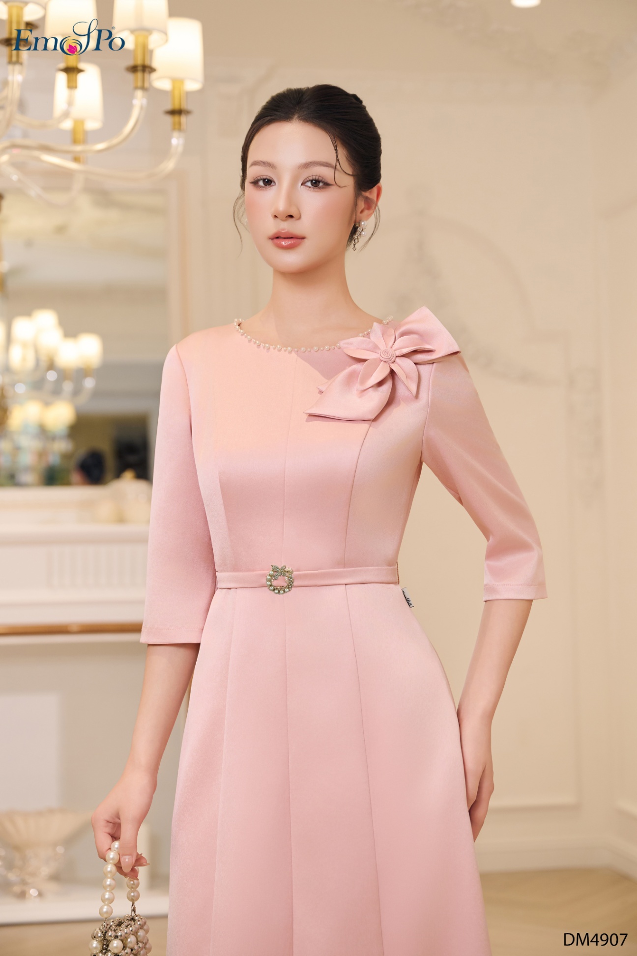 Đầm A cổ tròn đính ngọc trai và hoa lệch cổ, đai rời