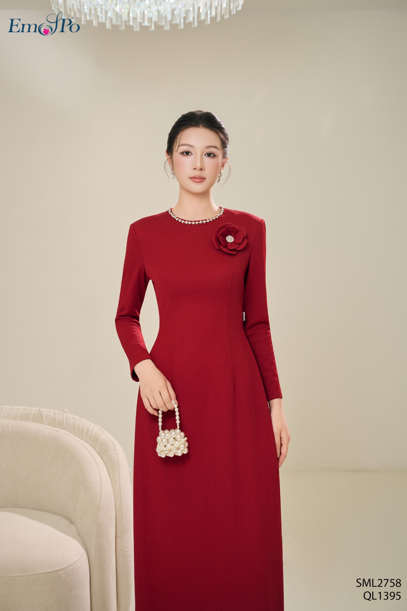 Áo dài cổ tròn đính dải đá và hoa ngực, đi kèm AC0029, đi bộ QL1395