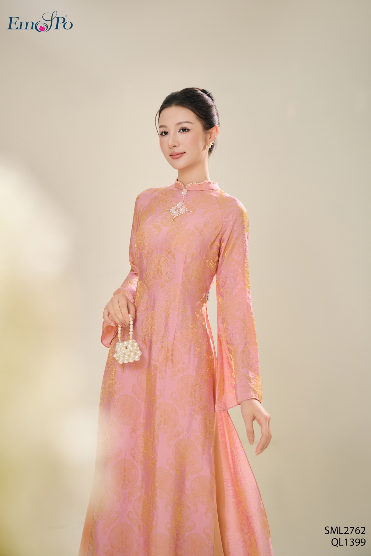 Áo dài gấm, cổ 3 phân và ngực đính cườm đá ngọc trai, đi bộ QL1399