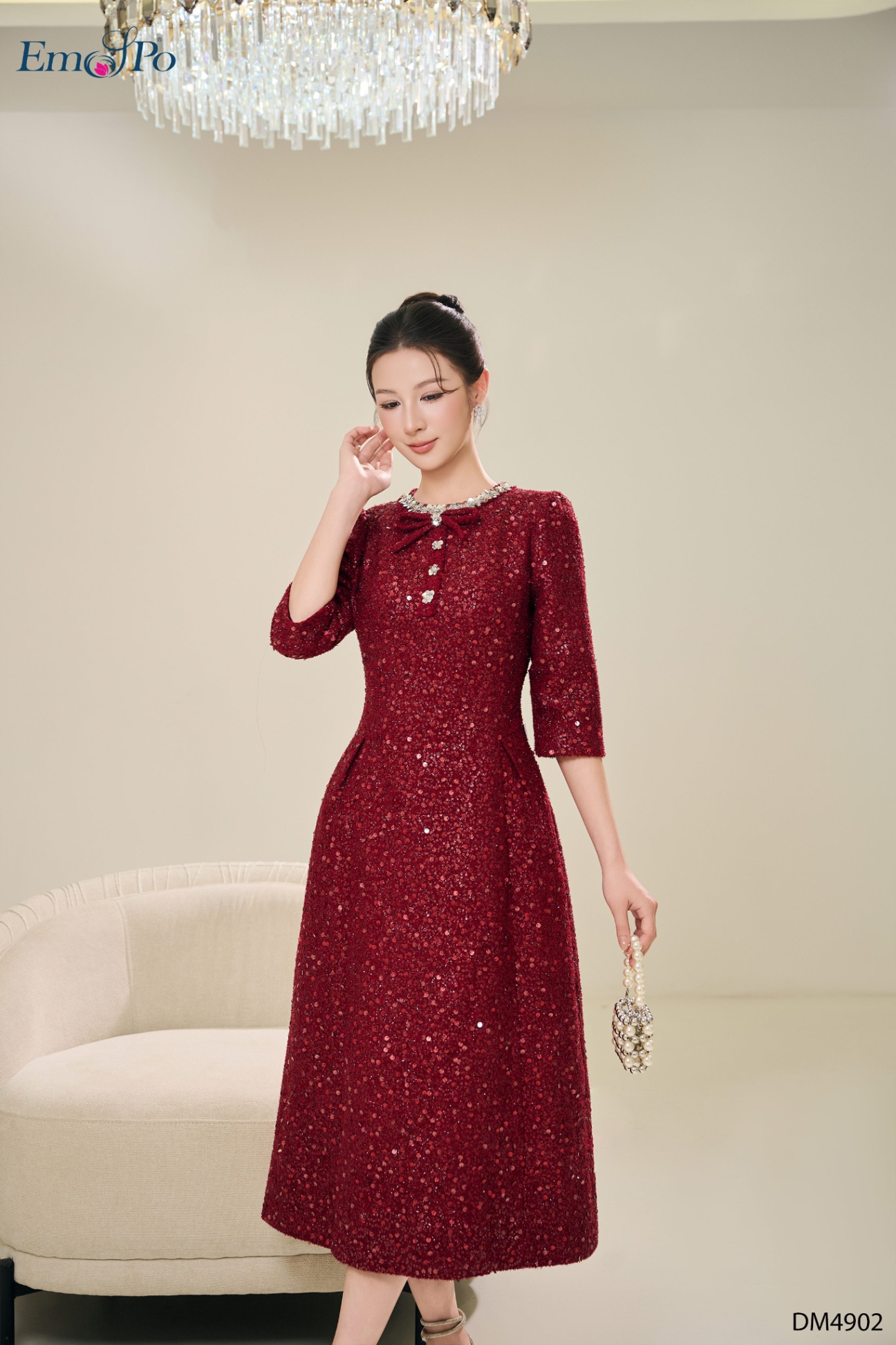 Đầm A, cổ tròn đính nơ và viền kim sa cườm đá