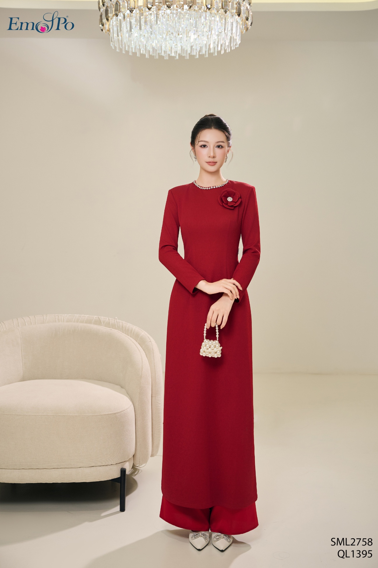 Áo dài cổ tròn đính dải đá và hoa ngực, đi kèm AC0029, đi bộ QL1395