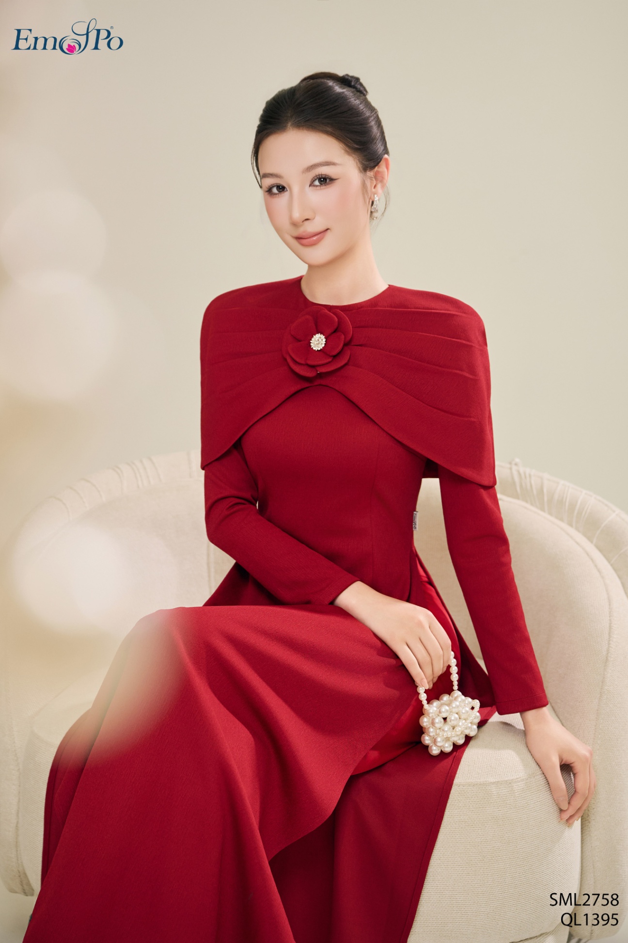 Áo dài cổ tròn đính dải đá và hoa ngực, đi kèm AC0029, đi bộ QL1395