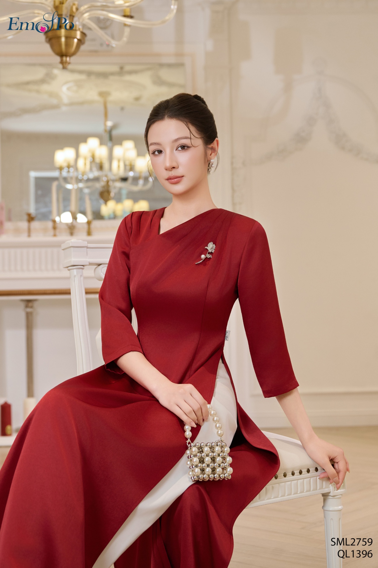 Áo dài cổ tim lệch, xếp ly, cài đá rời, đi bộ QL1396