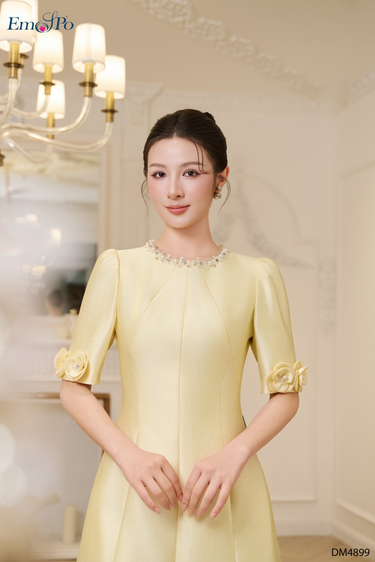 Đầm A cổ tròn đính đá và ngọc trai, tay đính hoa