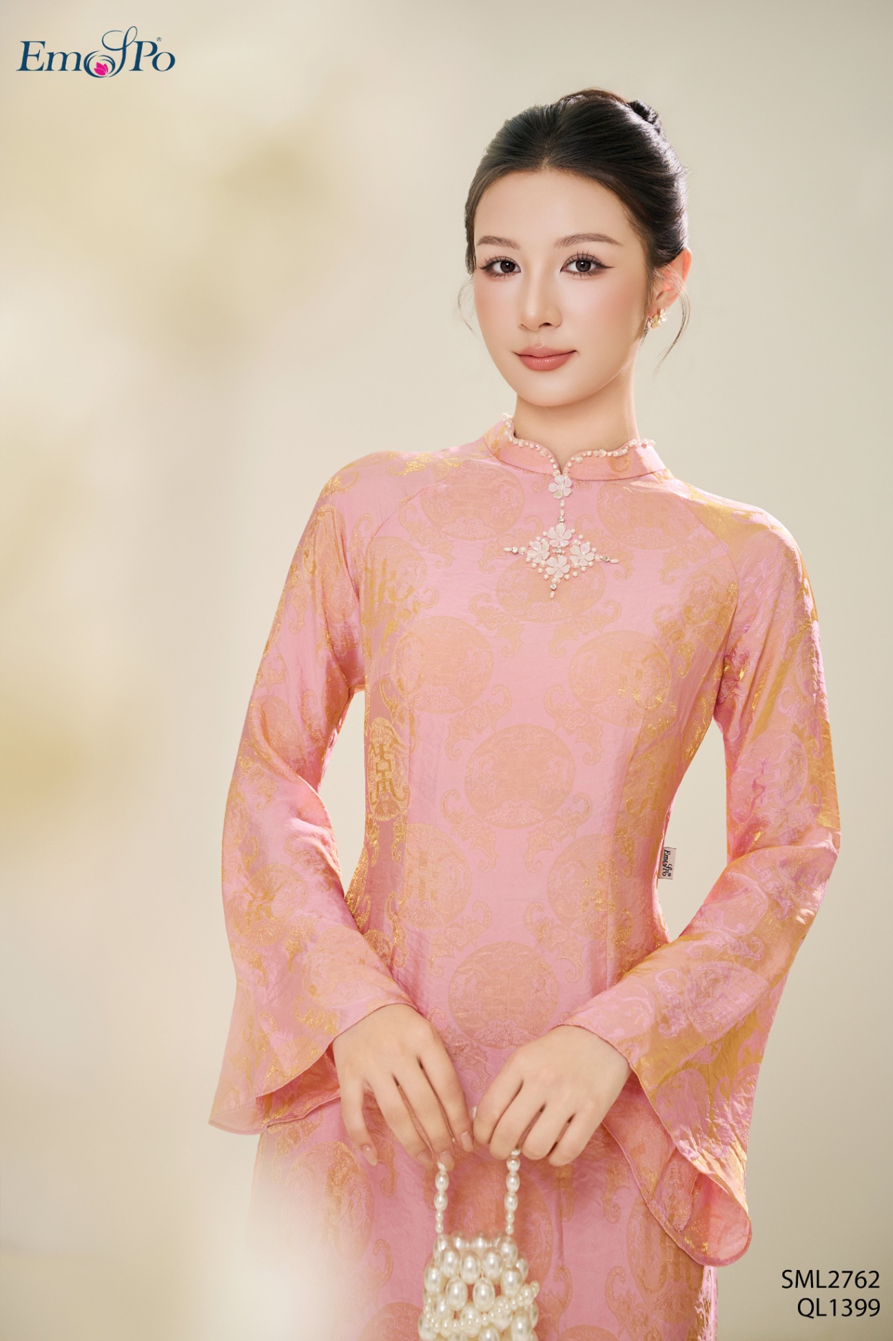 Áo dài gấm, cổ 3 phân và ngực đính cườm đá ngọc trai, đi bộ QL1399