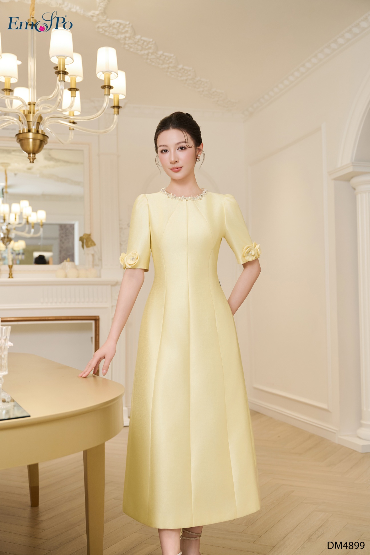 Đầm A cổ tròn đính đá và ngọc trai, tay đính hoa
