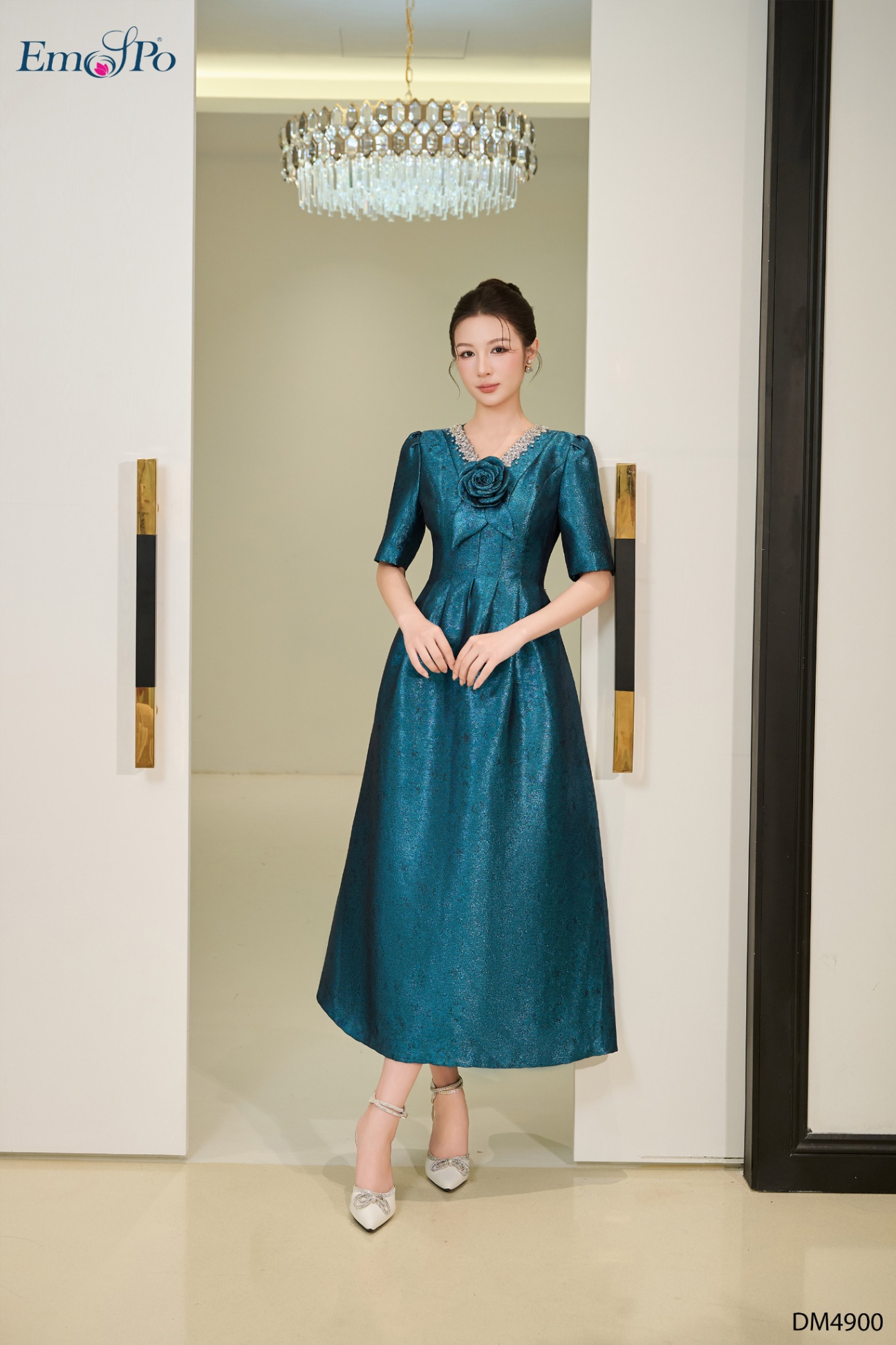 Đầm xòe, cổ tim đính hoa, viền đính dải đá và ngọc trai