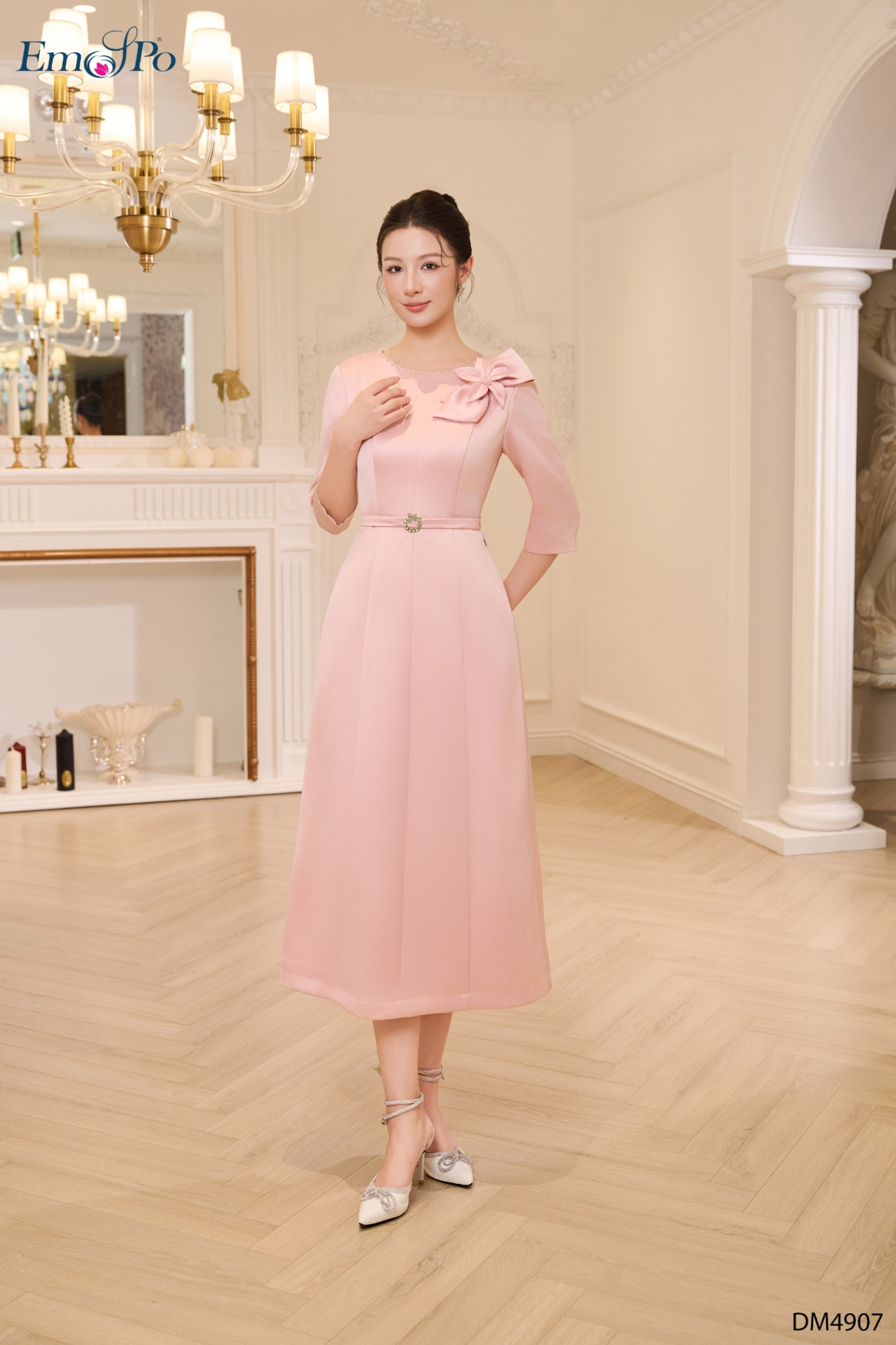 Đầm A cổ tròn đính ngọc trai và hoa lệch cổ, đai rời