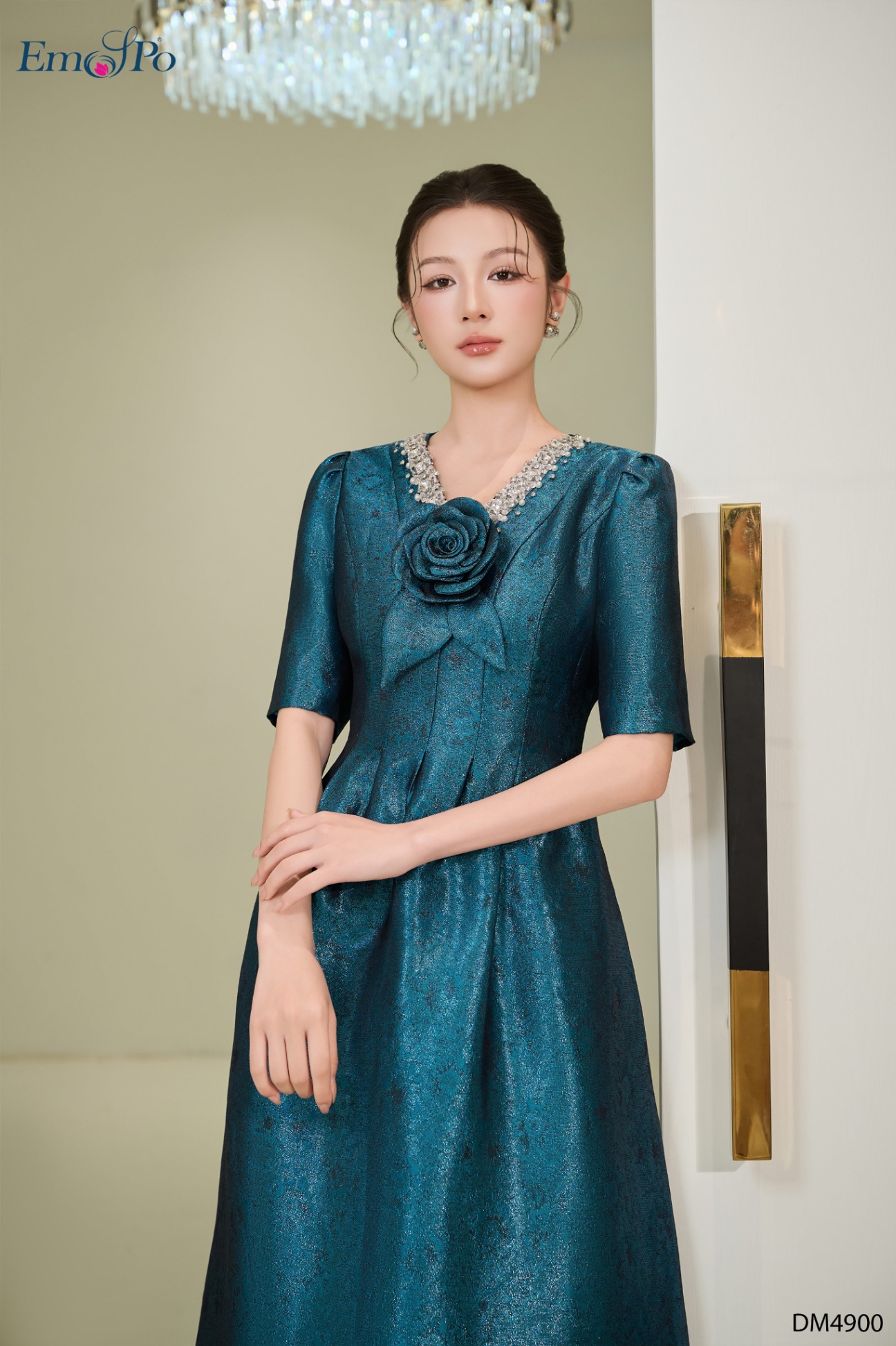 Đầm xòe, cổ tim đính hoa, viền đính dải đá và ngọc trai