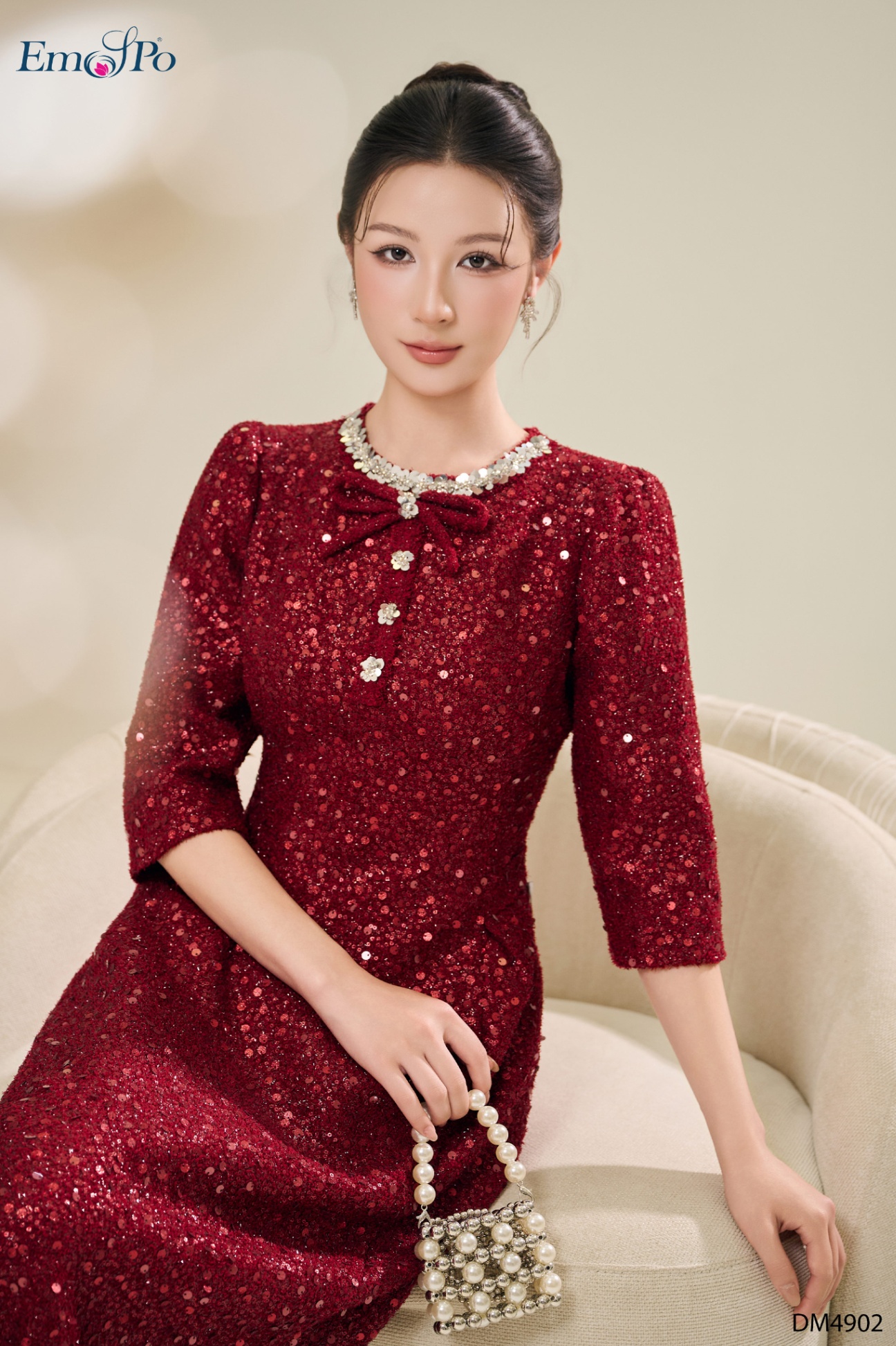 Đầm A, cổ tròn đính nơ và viền kim sa cườm đá