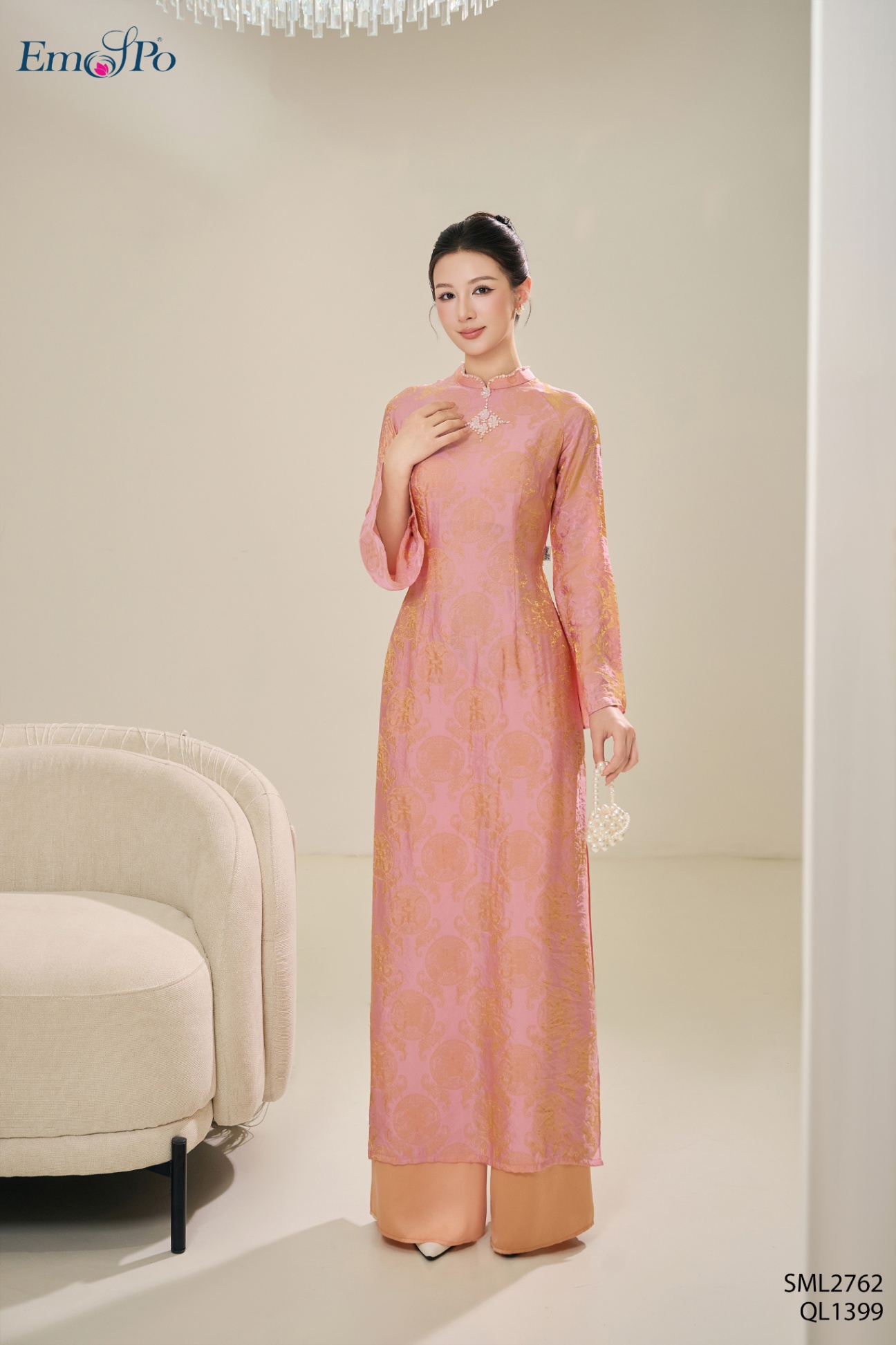 Áo dài gấm, cổ 3 phân và ngực đính cườm đá ngọc trai, đi bộ QL1399