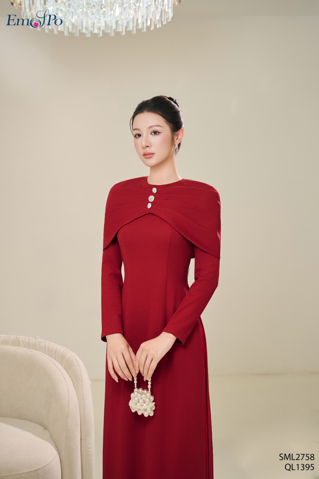 Áo dài cổ tròn đính dải đá và hoa ngực, đi kèm AC0029, đi bộ QL1395
