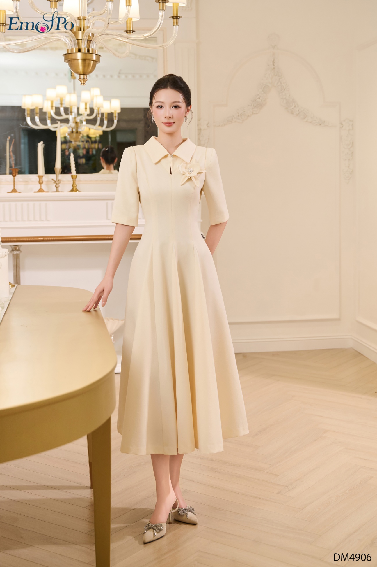 Đầm xòe, cổ bẻ nhọn cài khuy đá, hoa đá cài rời
