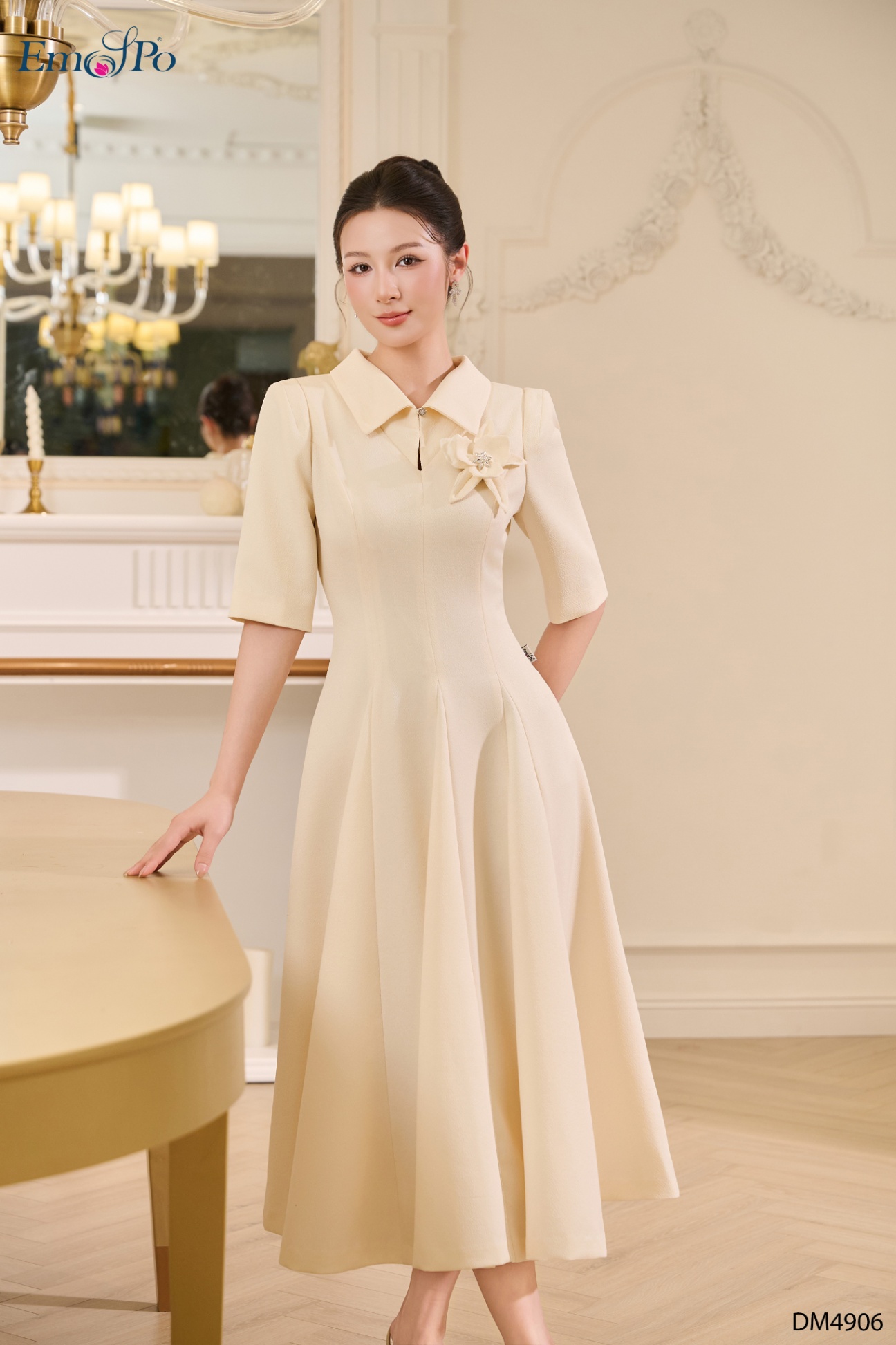 Đầm xòe, cổ bẻ nhọn cài khuy đá, hoa đá cài rời