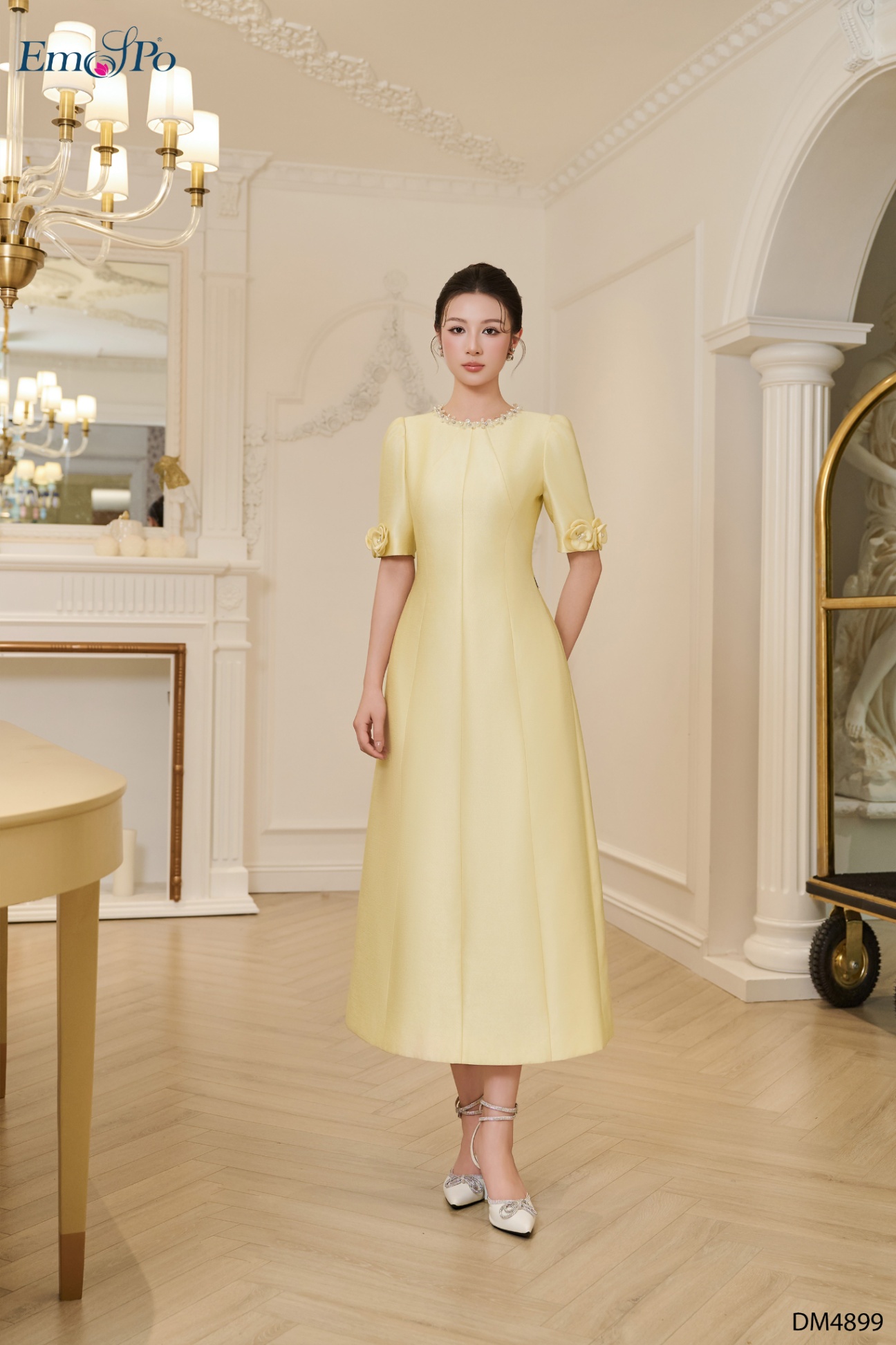Đầm A cổ tròn đính đá và ngọc trai, tay đính hoa