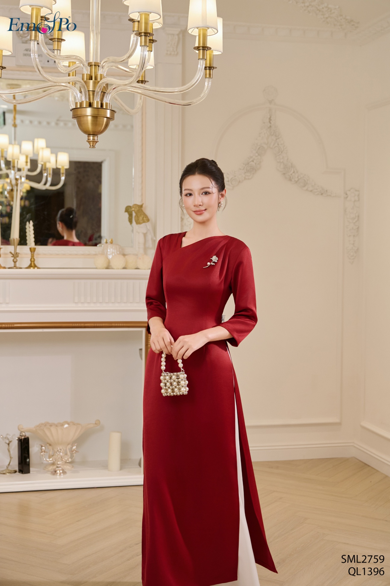 Áo dài cổ tim lệch, xếp ly, cài đá rời, đi bộ QL1396