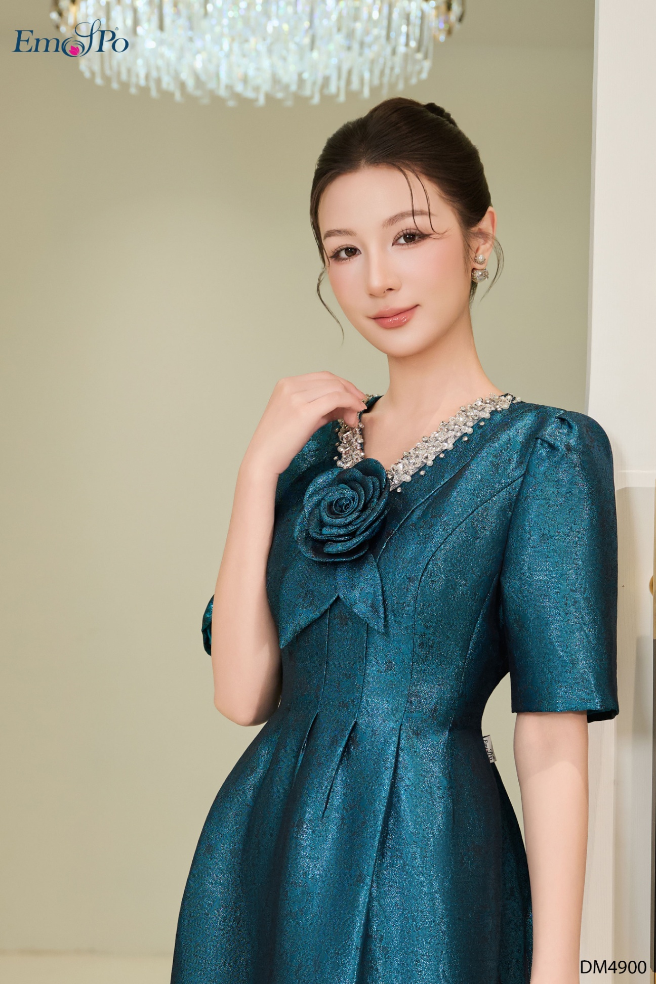 Đầm xòe, cổ tim đính hoa, viền đính dải đá và ngọc trai