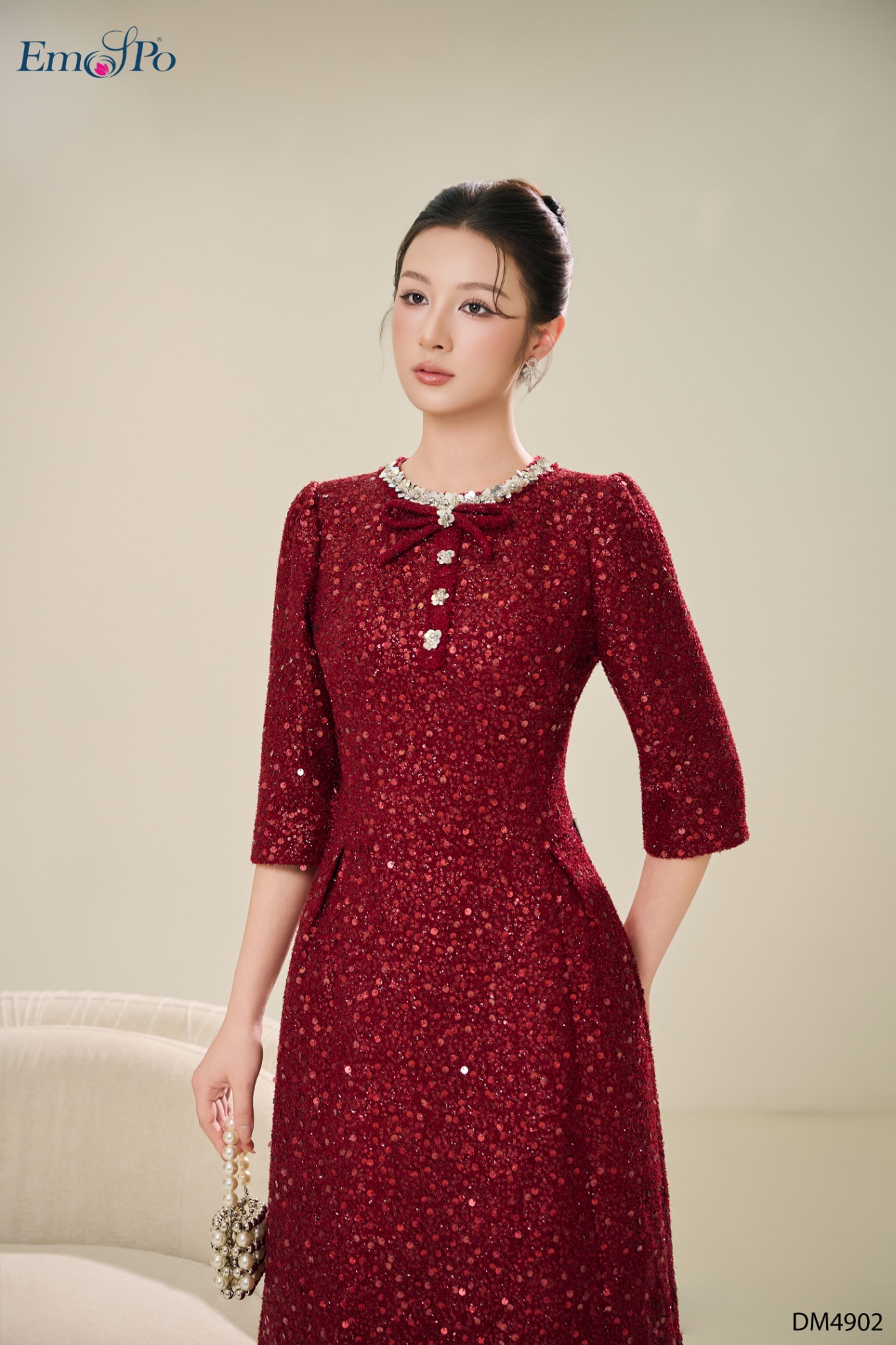 Đầm A, cổ tròn đính nơ và viền kim sa cườm đá