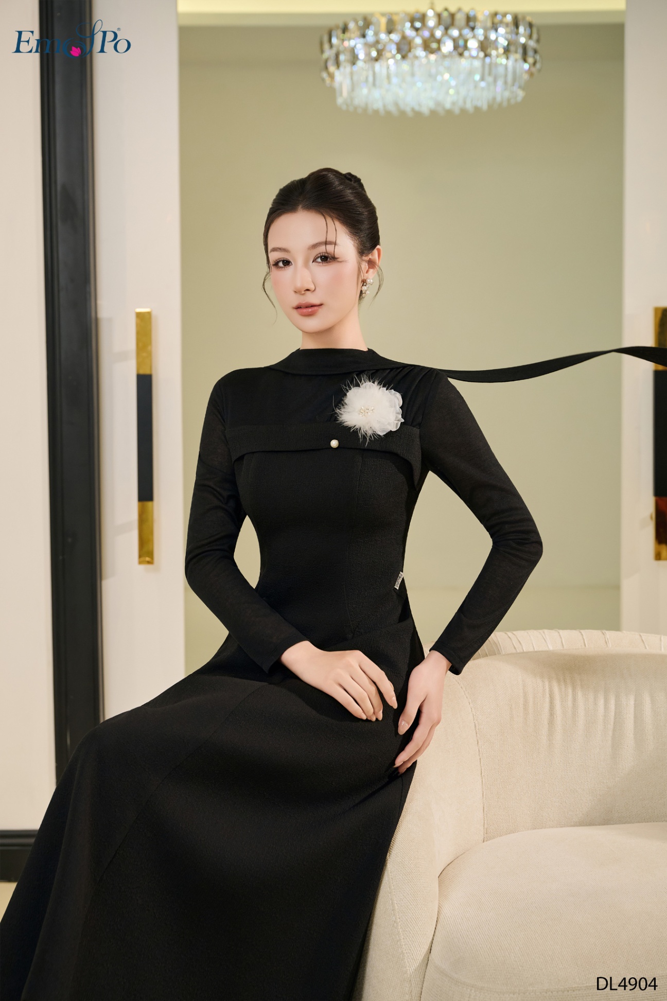 Đầm xòe cổ tròn, phối montogi, khăn cổ và cài hoa rời