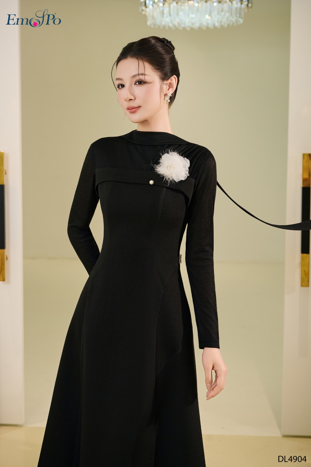 Đầm xòe cổ tròn, phối montogi, khăn cổ và cài hoa rời
