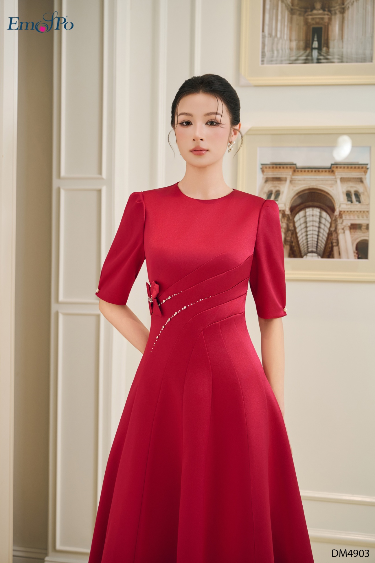 Đầm xòe cổ tròn, can eo xéo đính cườm đá và ngọc trai, hoa cài rời