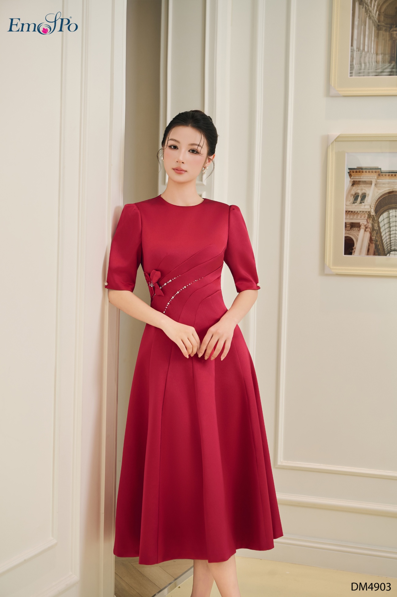 Đầm xòe cổ tròn, can eo xéo đính cườm đá và ngọc trai, hoa cài rời