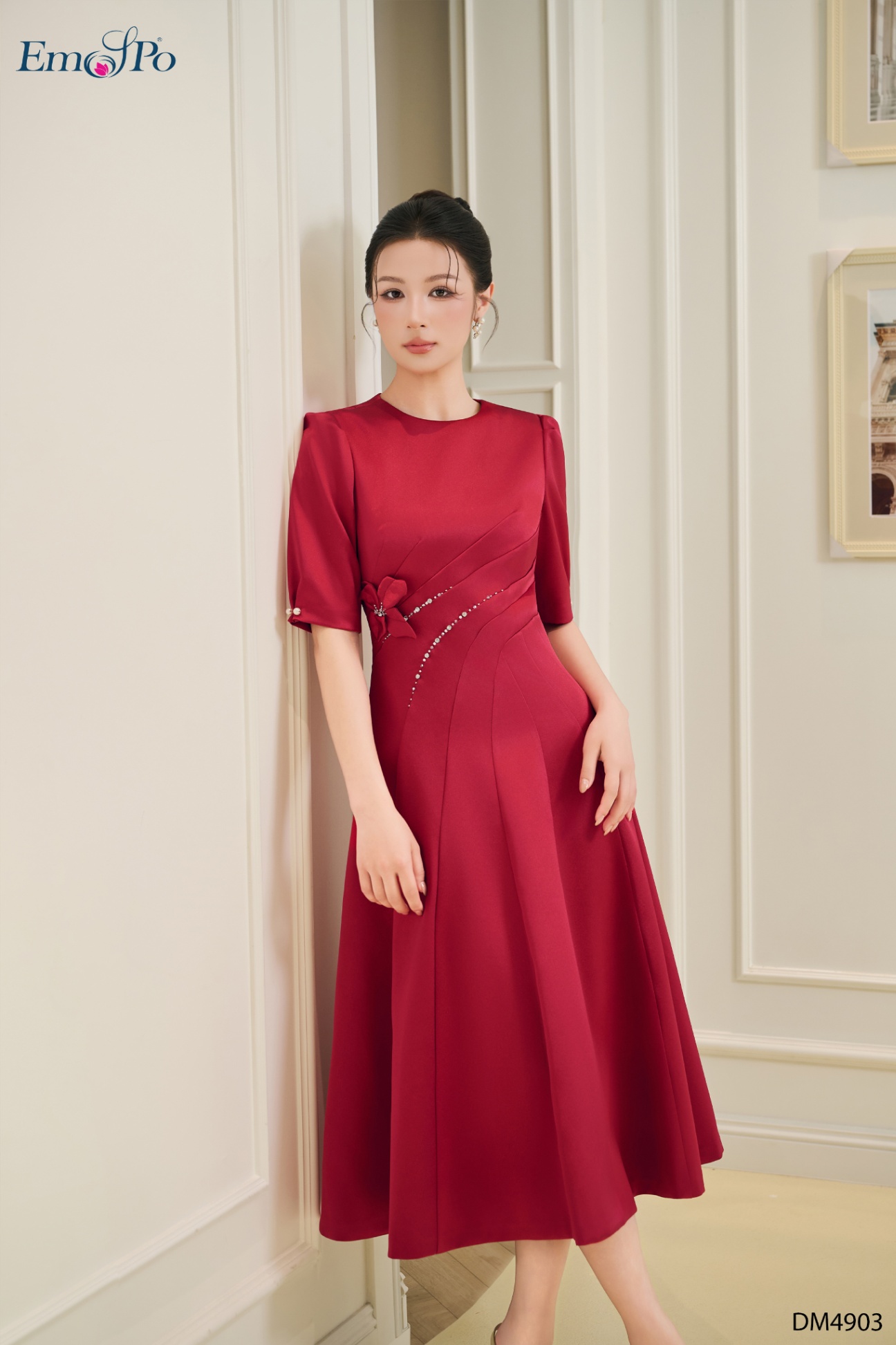 Đầm xòe cổ tròn, can eo xéo đính cườm đá và ngọc trai, hoa cài rời