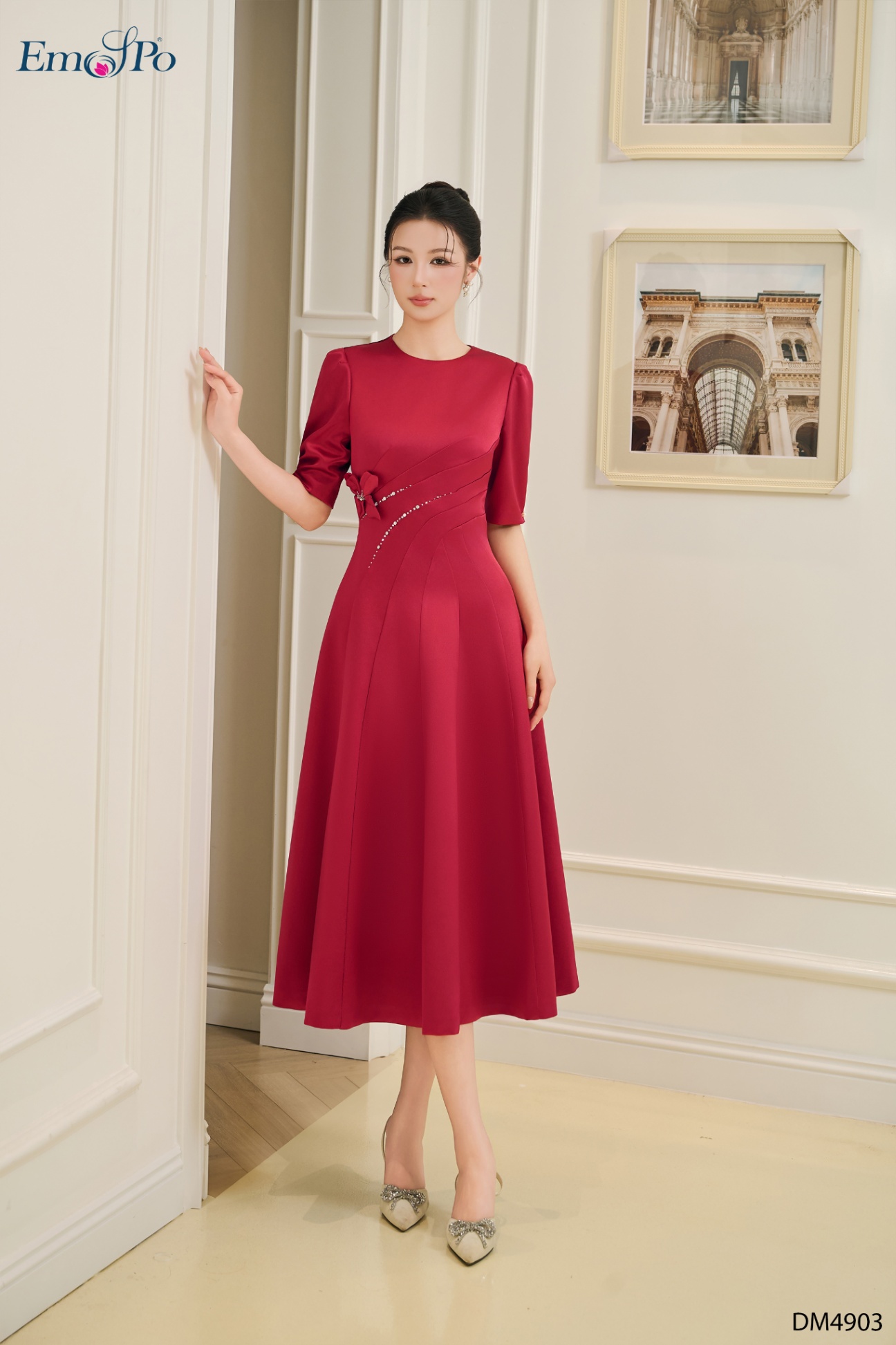 Đầm xòe cổ tròn, can eo xéo đính cườm đá và ngọc trai, hoa cài rời