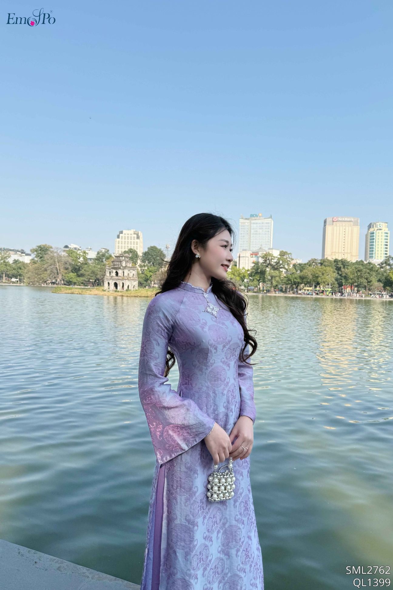 Áo dài gấm, cổ 3 phân và ngực đính cườm đá ngọc trai, đi bộ QL1399
