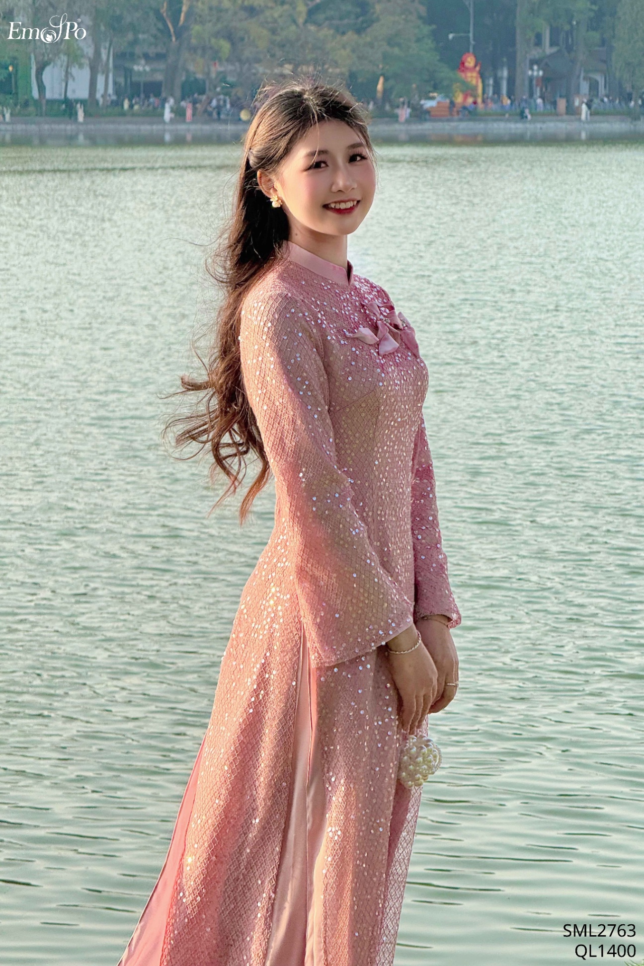 Áo dài ren lưới kim sa, cổ 3 phân, ngực đính hoa, đi bộ QL1400