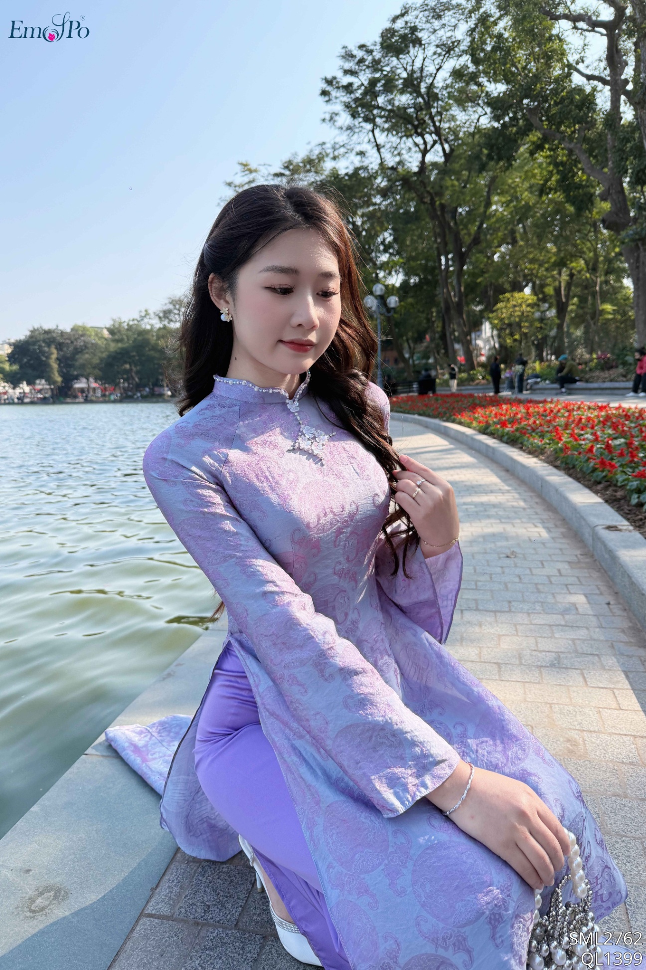 Áo dài gấm, cổ 3 phân và ngực đính cườm đá ngọc trai, đi bộ QL1399