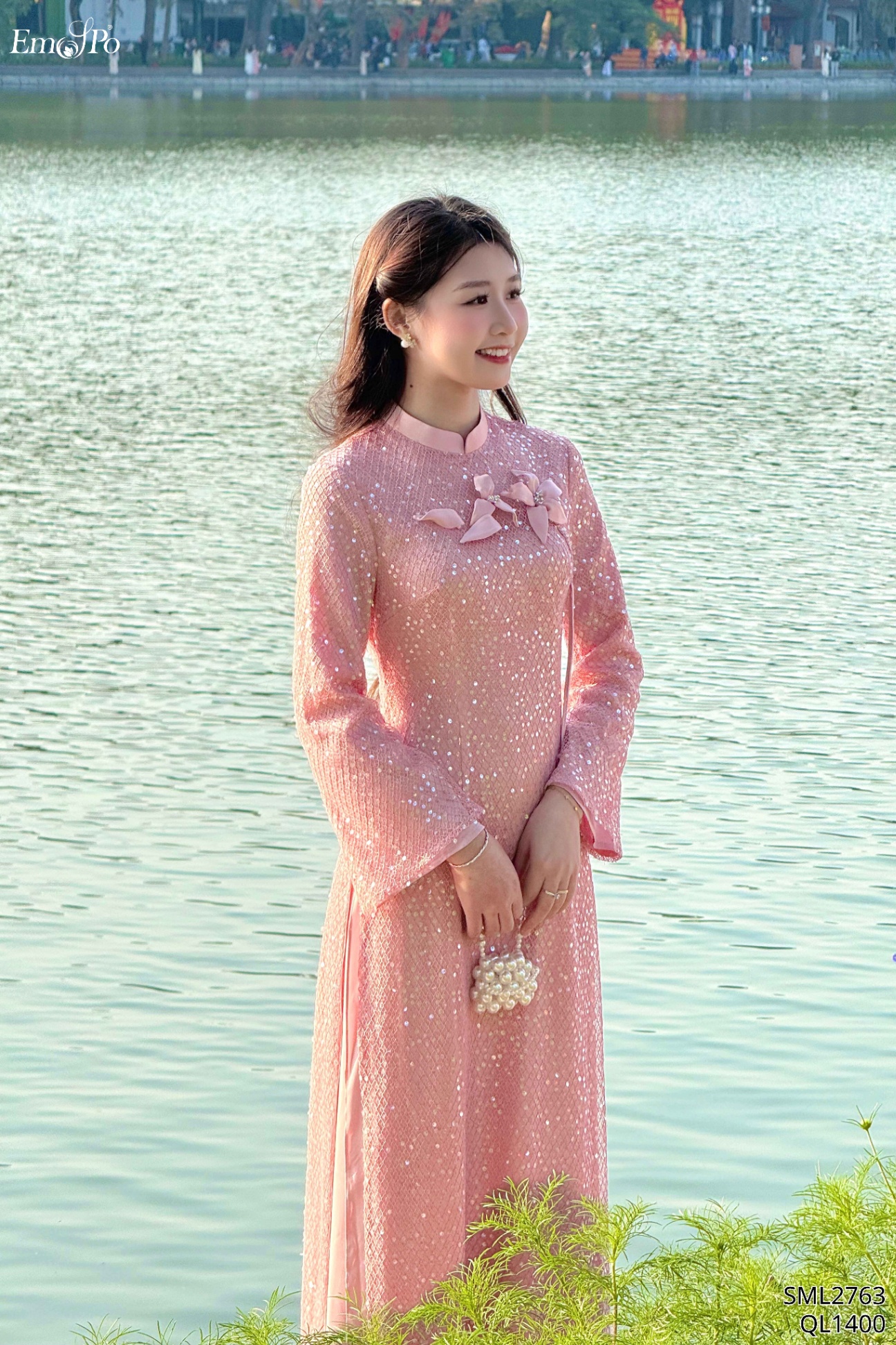 Áo dài ren lưới kim sa, cổ 3 phân, ngực đính hoa, đi bộ QL1400