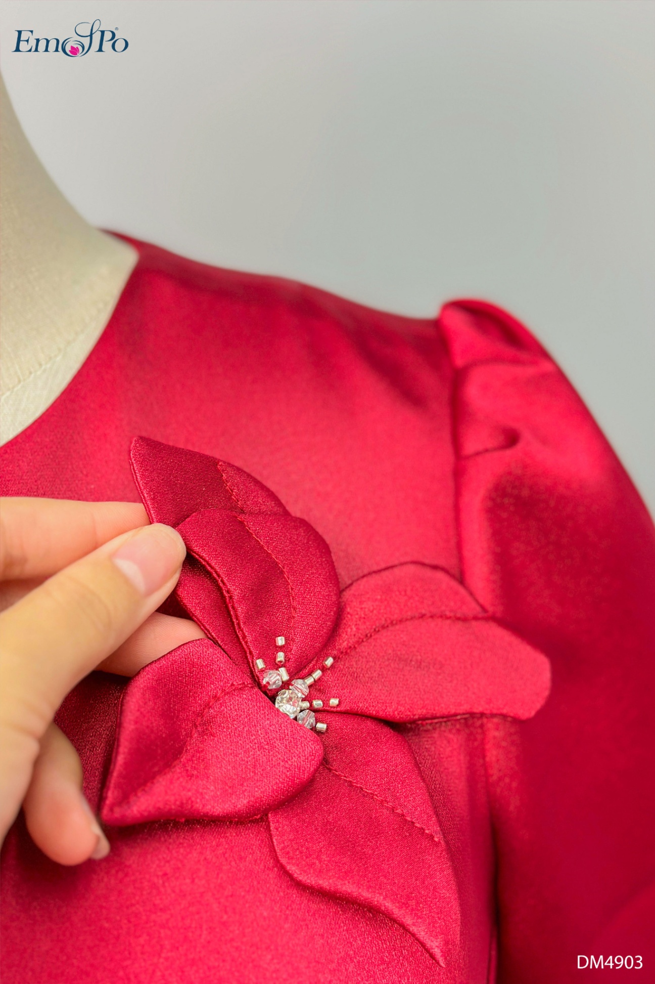 Đầm xòe cổ tròn, can eo xéo đính cườm đá và ngọc trai, hoa cài rời