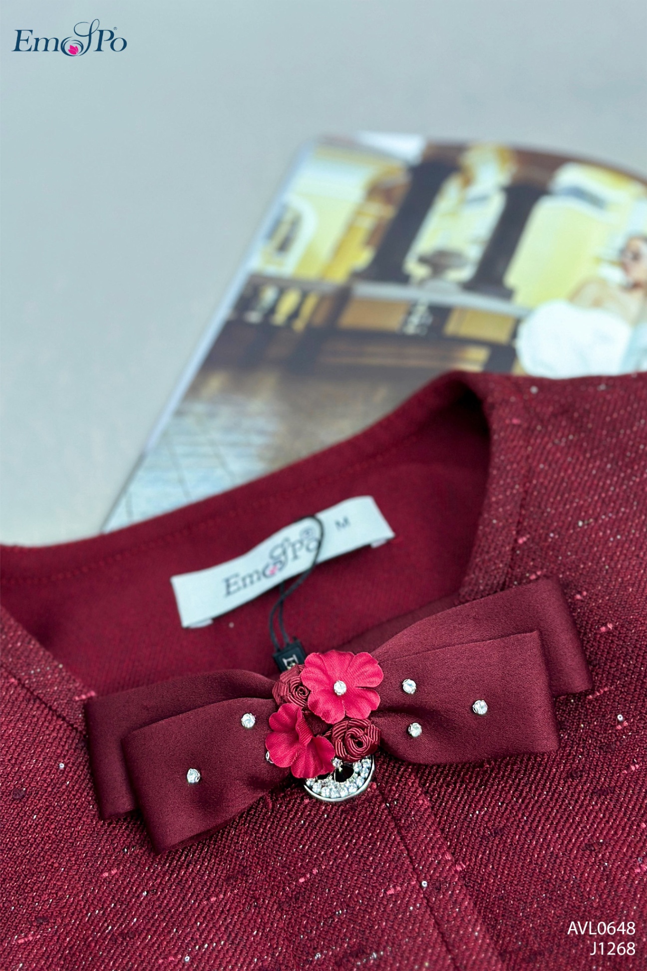 Áo vest cổ tròn, cài khuy đá, nẹp dấu khuy, túi cơi 2 bên, nơ cài rời, đi bộ J1268
