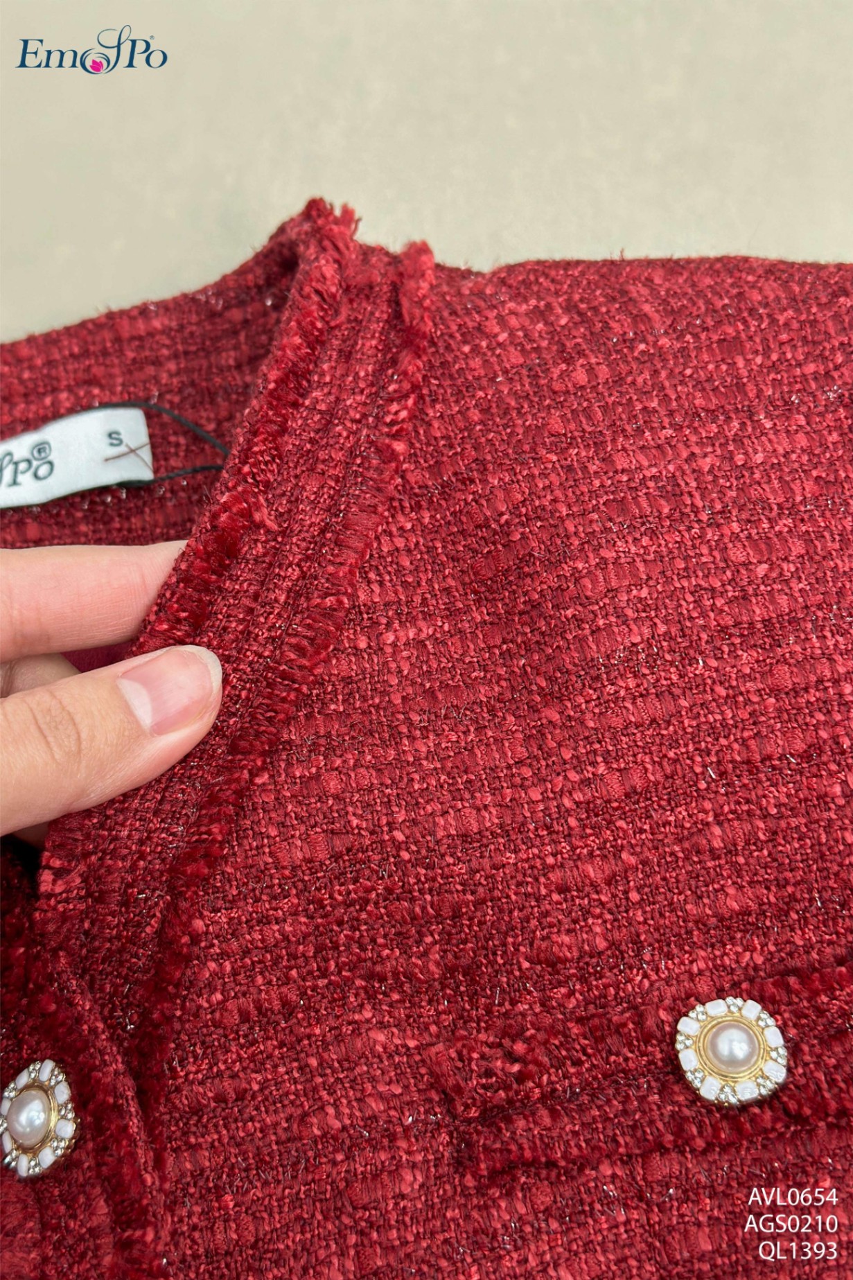 Áo vest cổ tim cài khuy, túi cơi đính cúc
