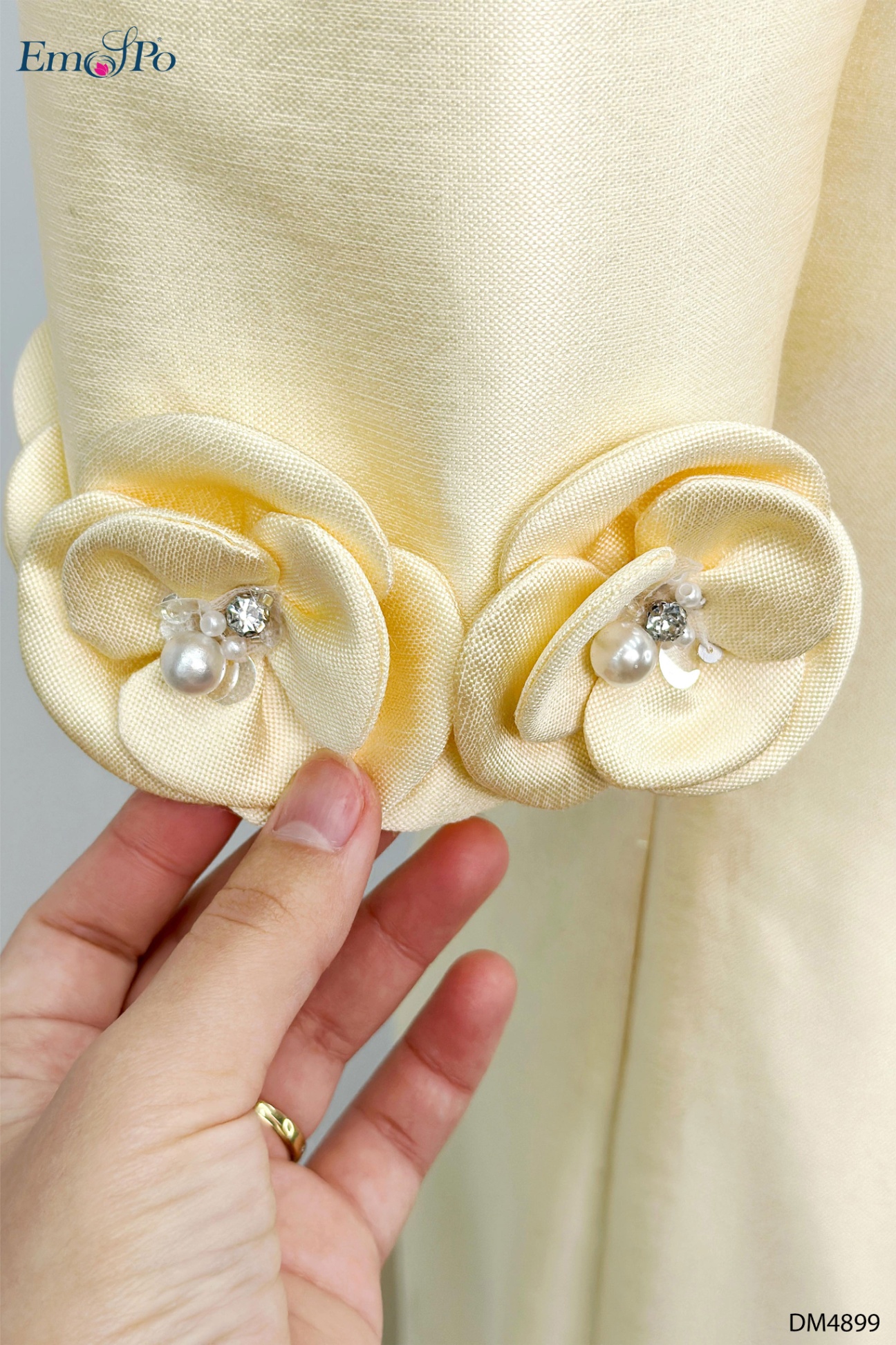 Đầm A cổ tròn đính đá và ngọc trai, tay đính hoa