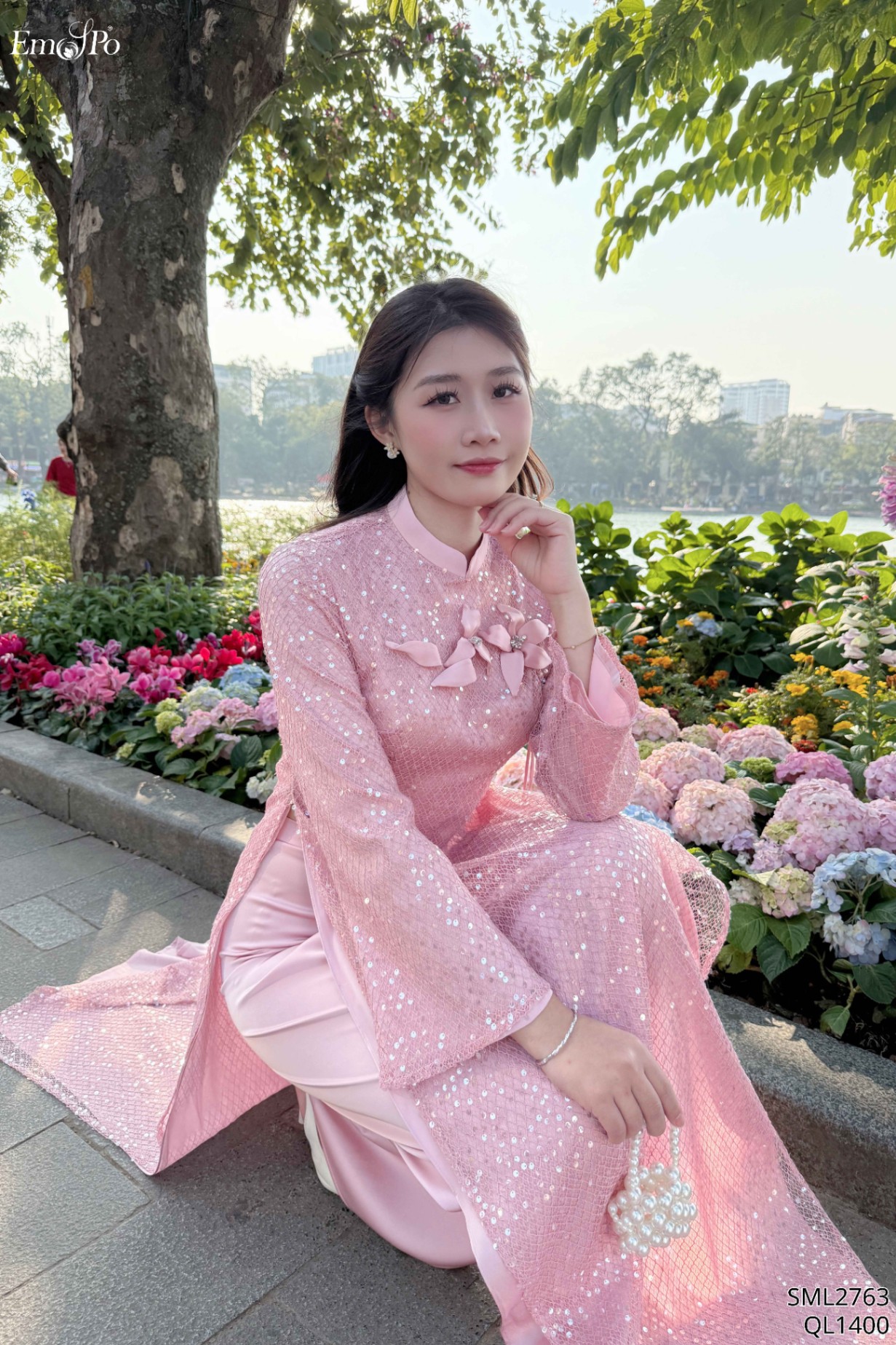 Áo dài ren lưới kim sa, cổ 3 phân, ngực đính hoa, đi bộ QL1400